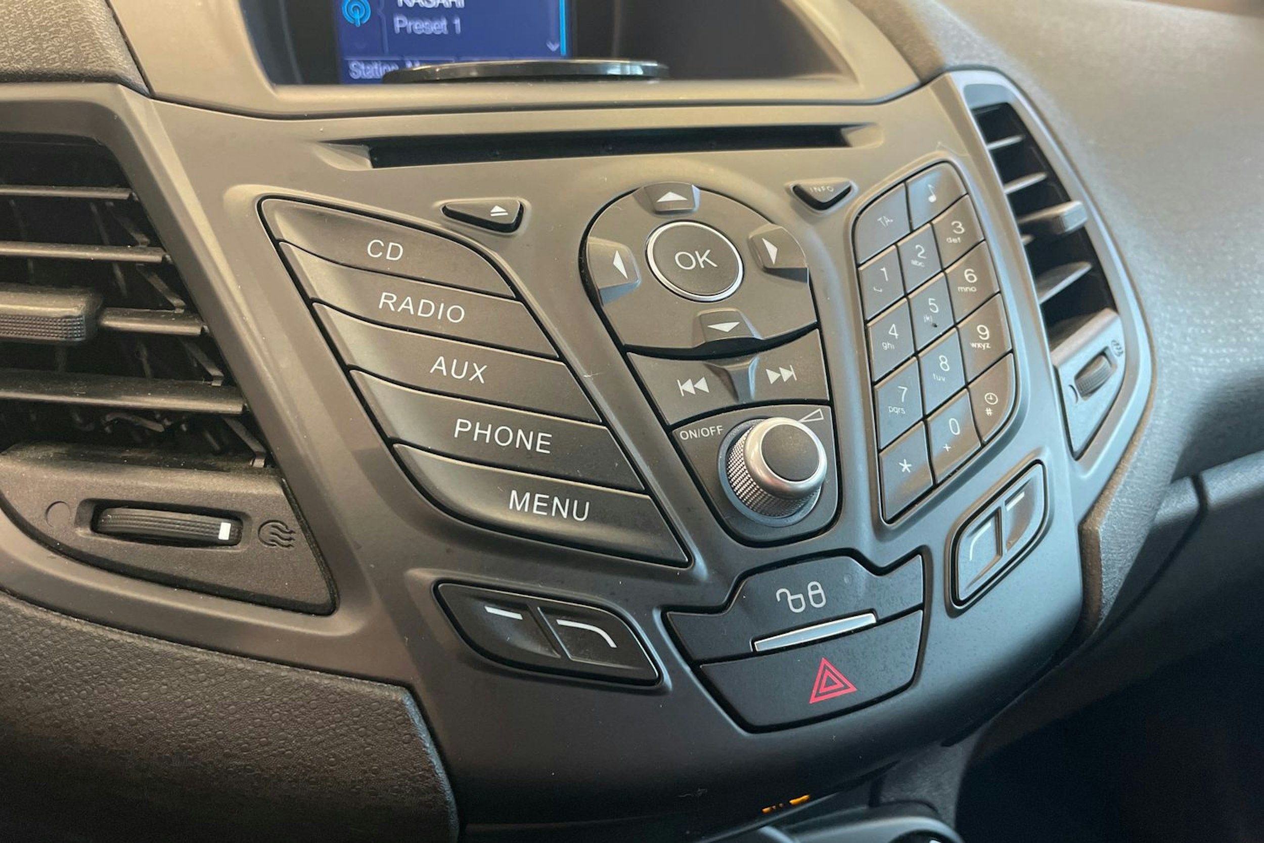 punainen Ford Fiesta 2016 kuva 18.