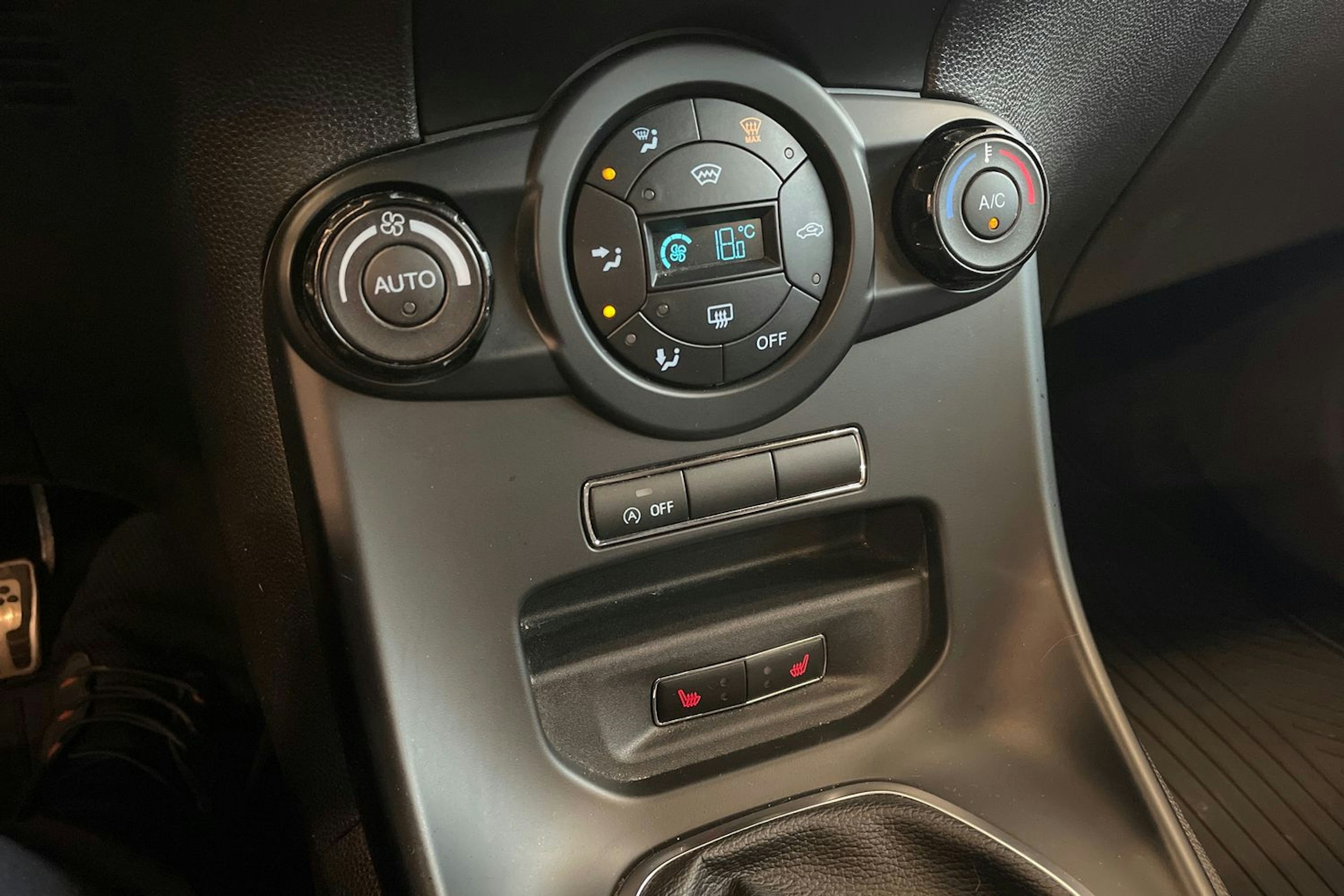 punainen Ford Fiesta 2016 kuva 19.