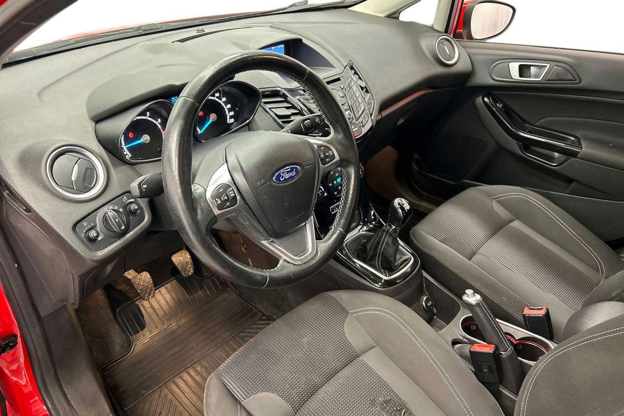 punainen Ford Fiesta 2017 kuva 7.