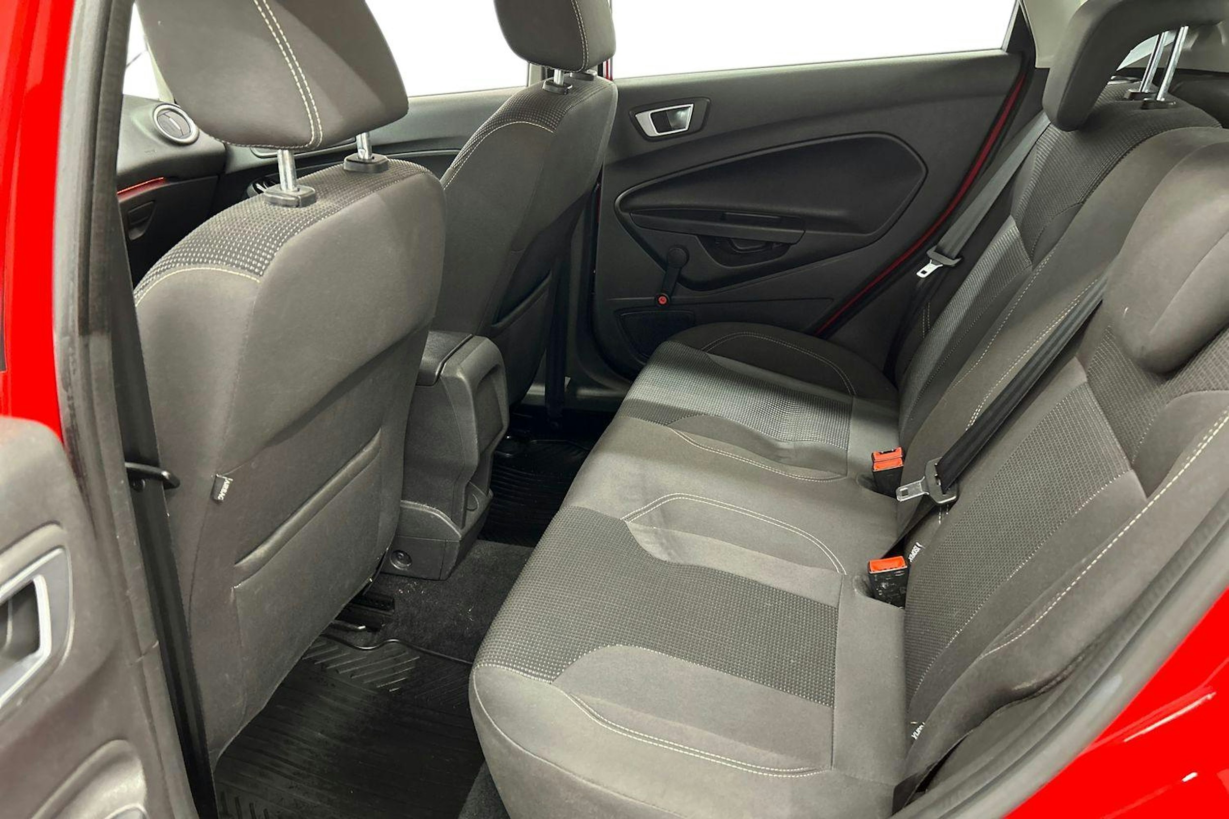 punainen Ford Fiesta 2017 kuva 10.