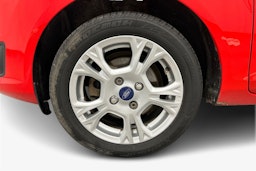 punainen Ford Fiesta 2017 kuva 11.