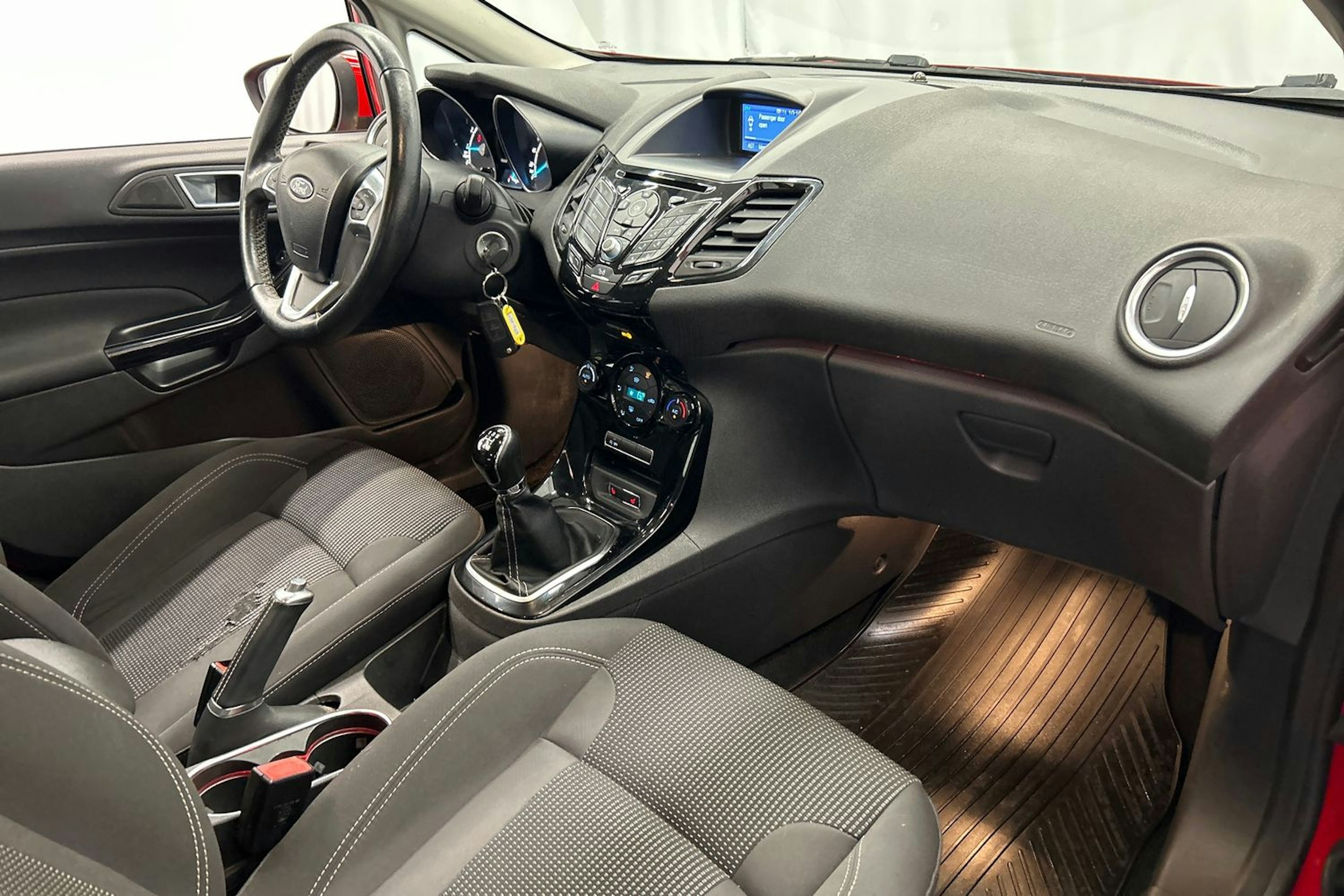 punainen Ford Fiesta 2017 kuva 16.