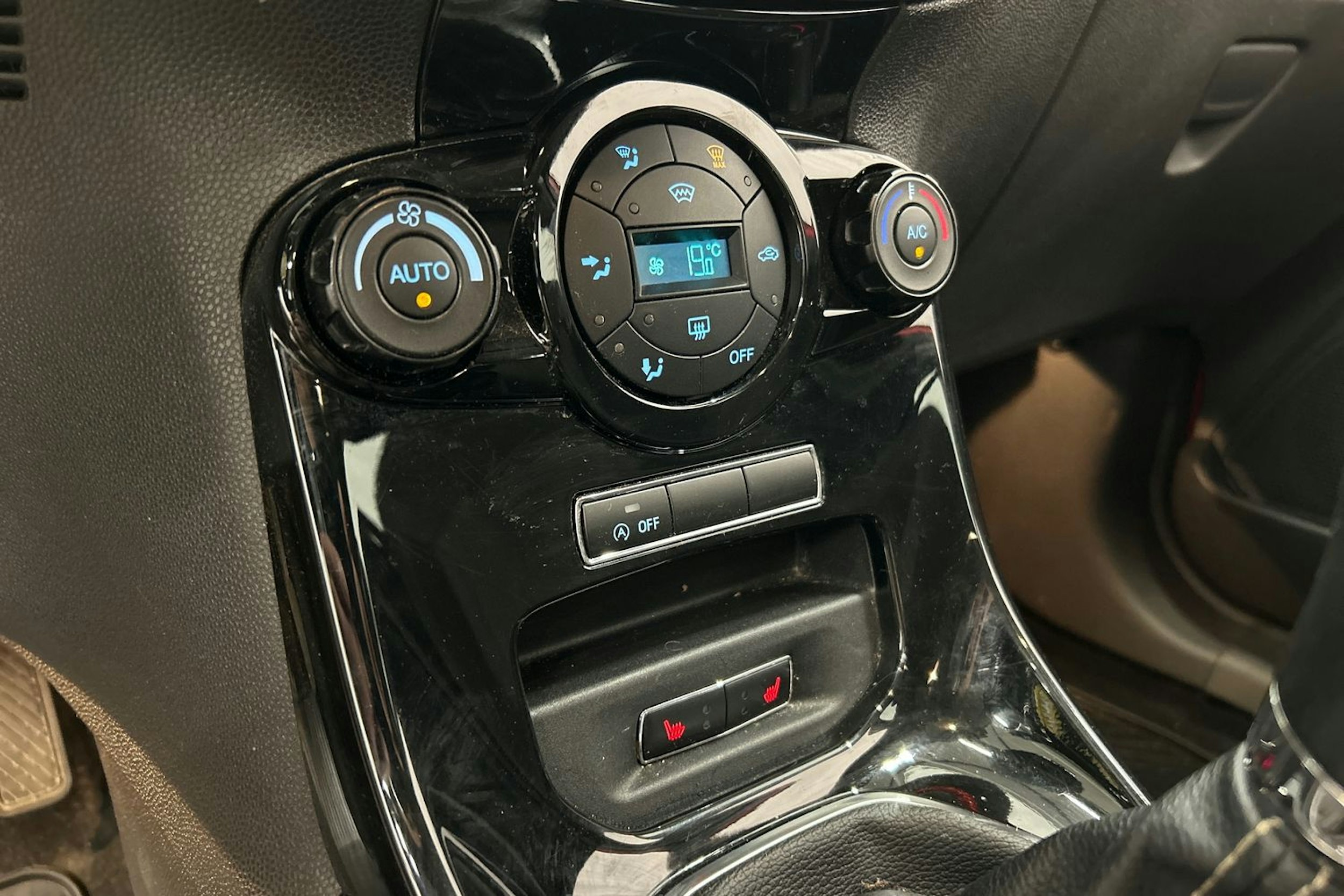 punainen Ford Fiesta 2017 kuva 22.
