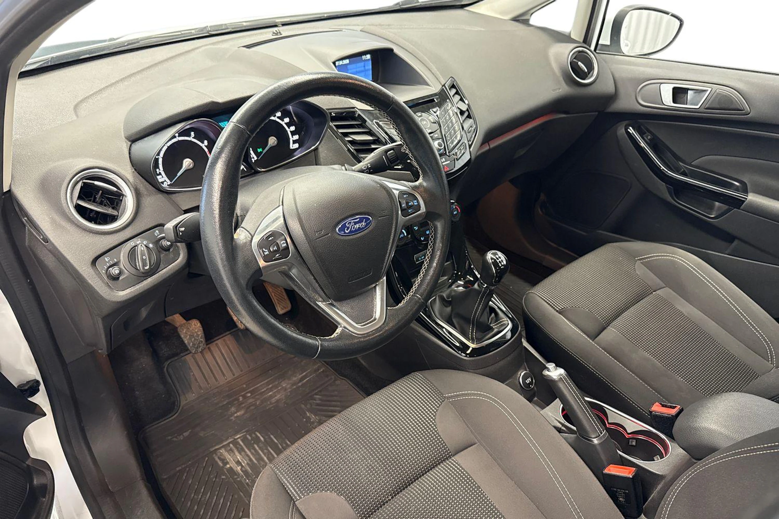 valkoinen Ford Fiesta 2017 kuva 8.