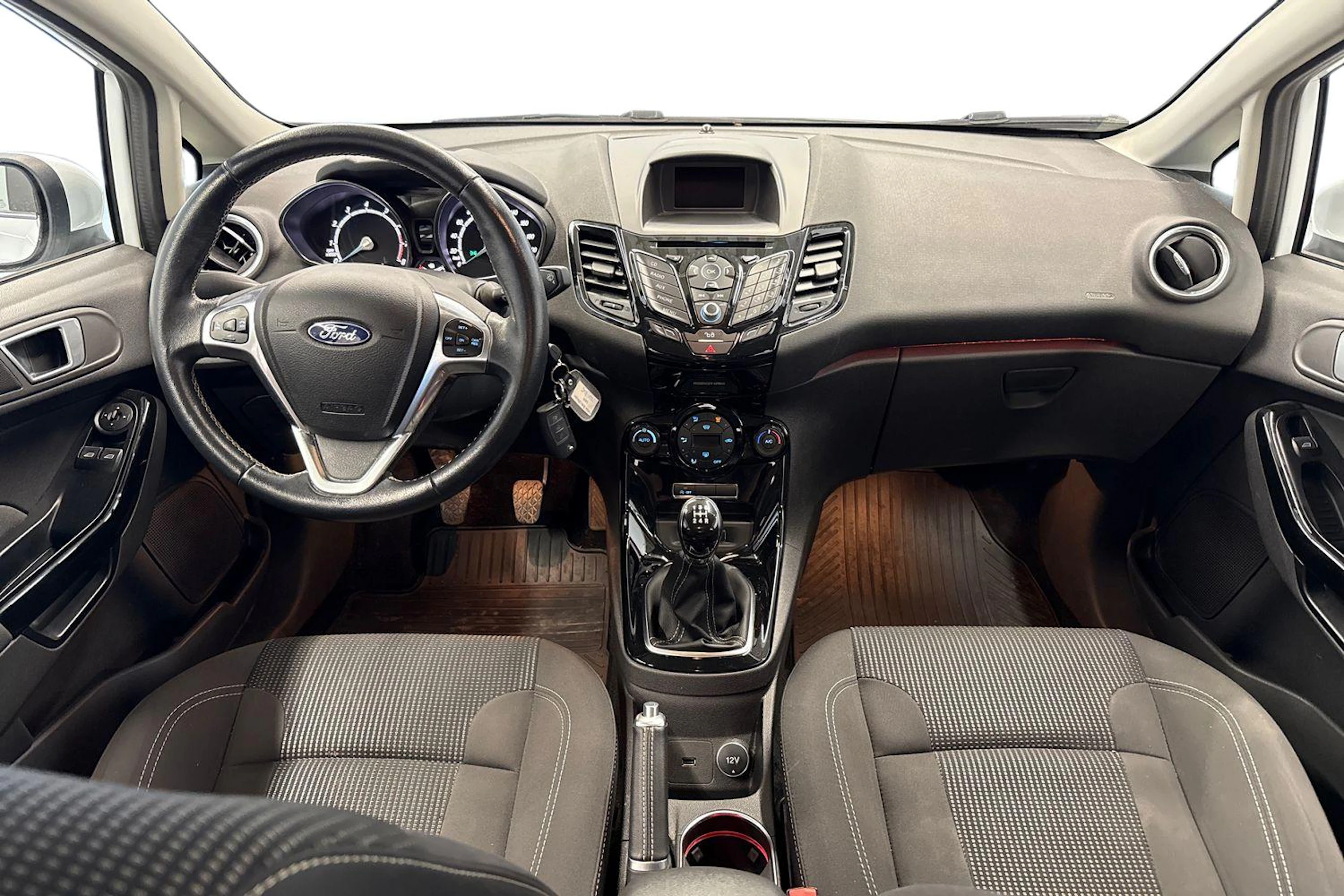 valkoinen Ford Fiesta 2017 kuva 9.