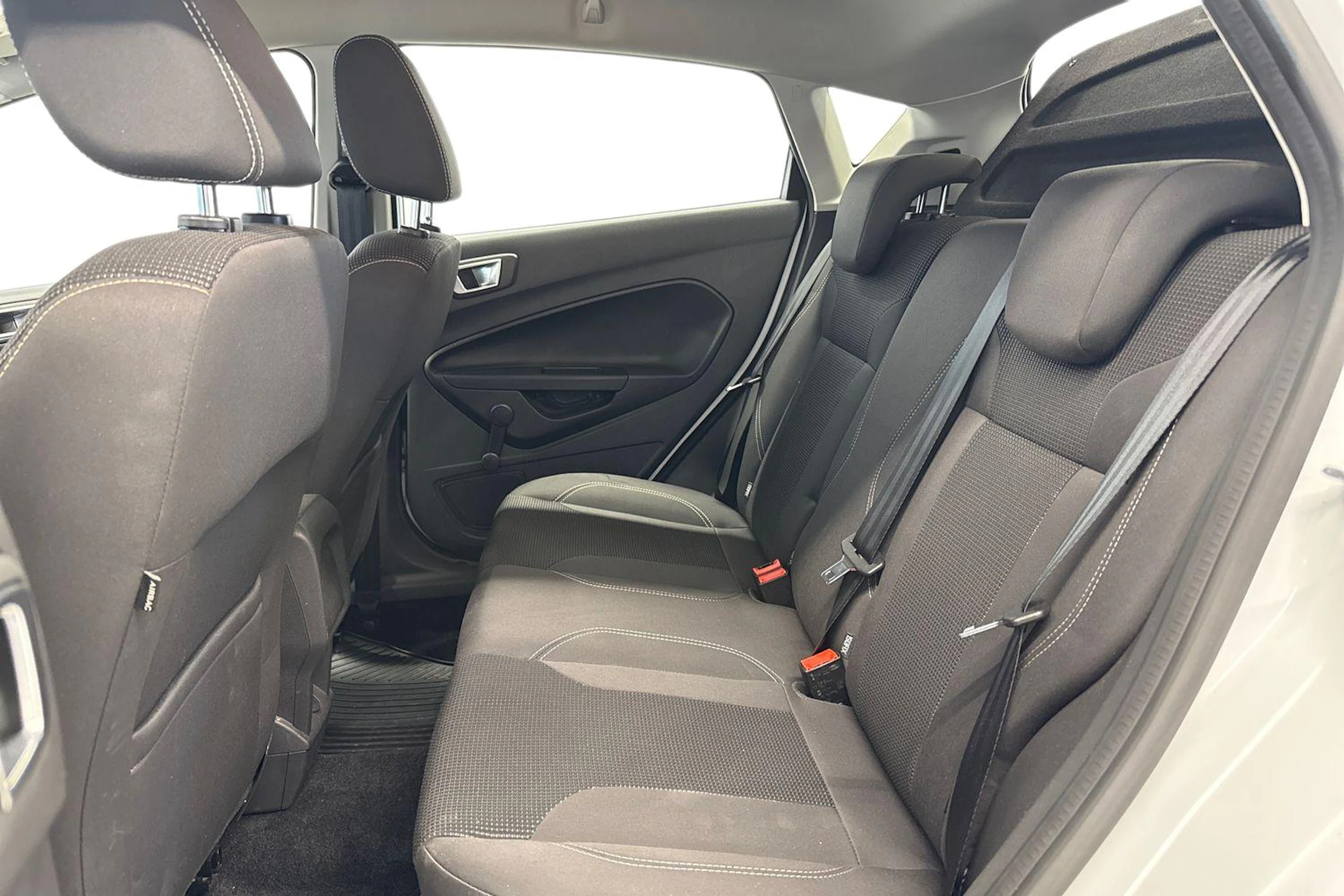 valkoinen Ford Fiesta 2017 kuva 11.