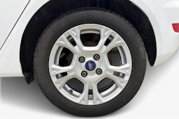 valkoinen Ford Fiesta 2017 kuva 12.