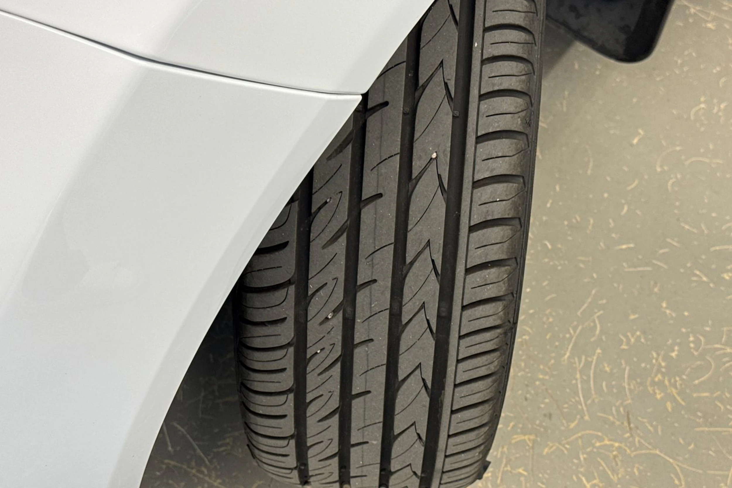 valkoinen Ford Fiesta 2017 kuva 13.