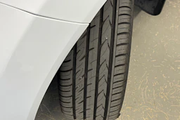 valkoinen Ford Fiesta 2017 kuva 13.