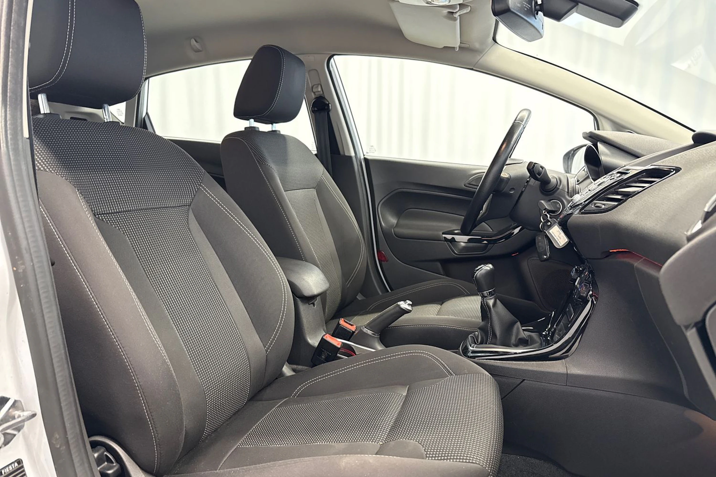 valkoinen Ford Fiesta 2017 kuva 15.