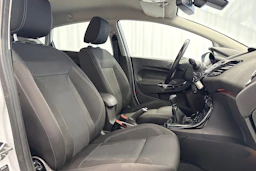 valkoinen Ford Fiesta 2017 kuva 15.