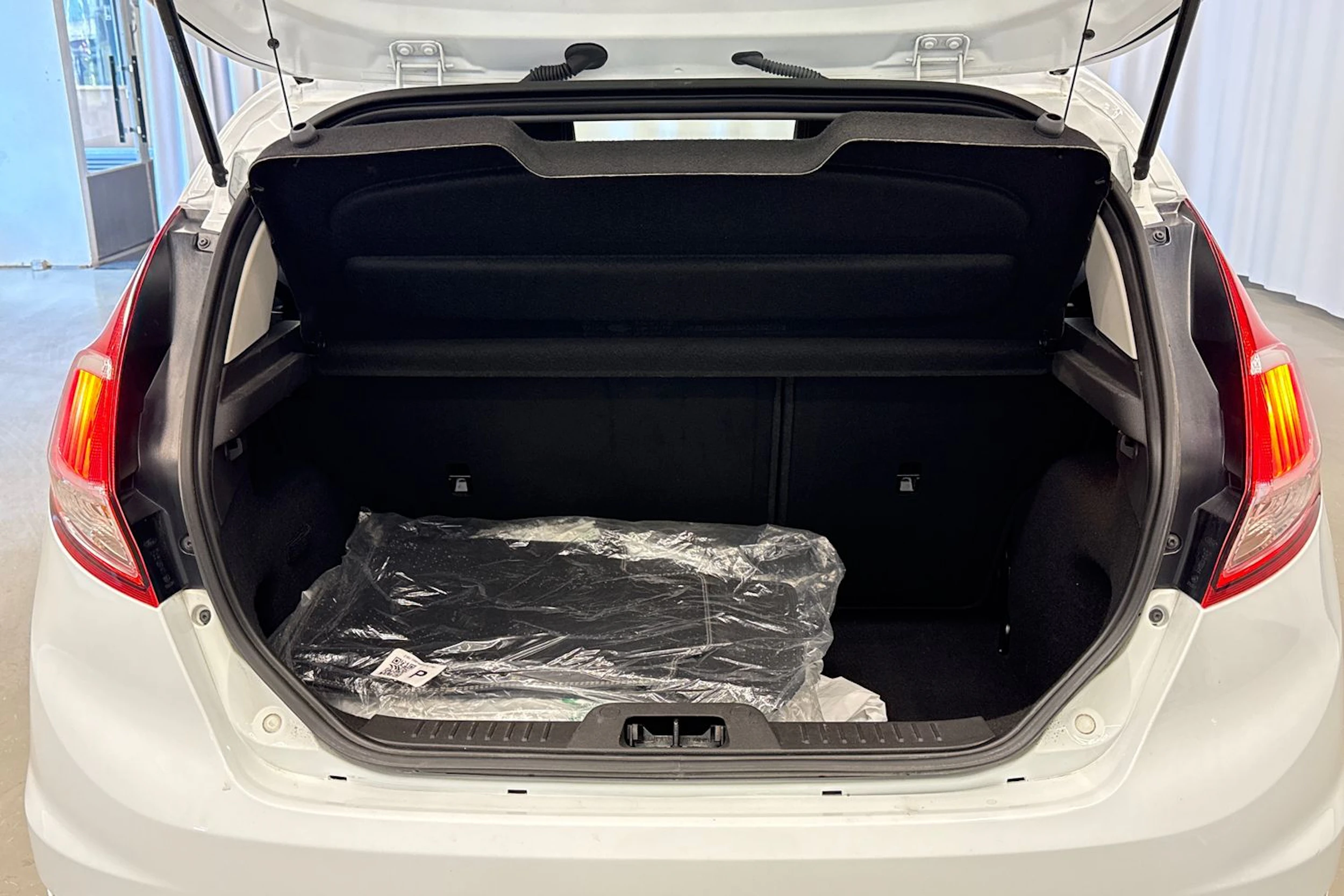 valkoinen Ford Fiesta 2017 kuva 16.