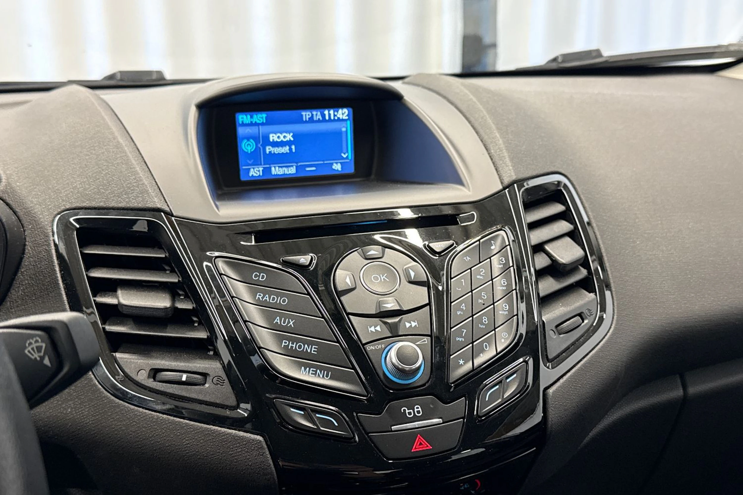 valkoinen Ford Fiesta 2017 kuva 21.