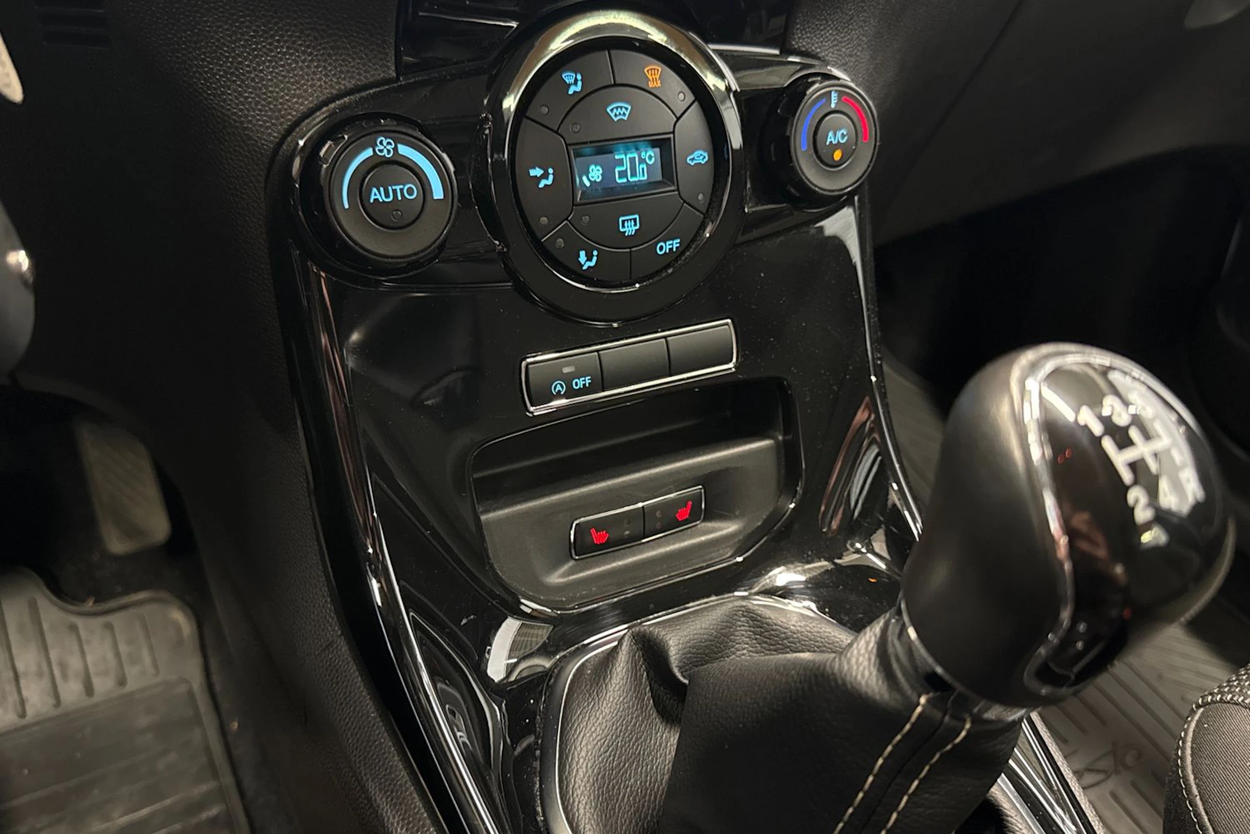 valkoinen Ford Fiesta 2017 kuva 22.