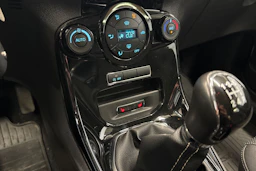 valkoinen Ford Fiesta 2017 kuva 22.