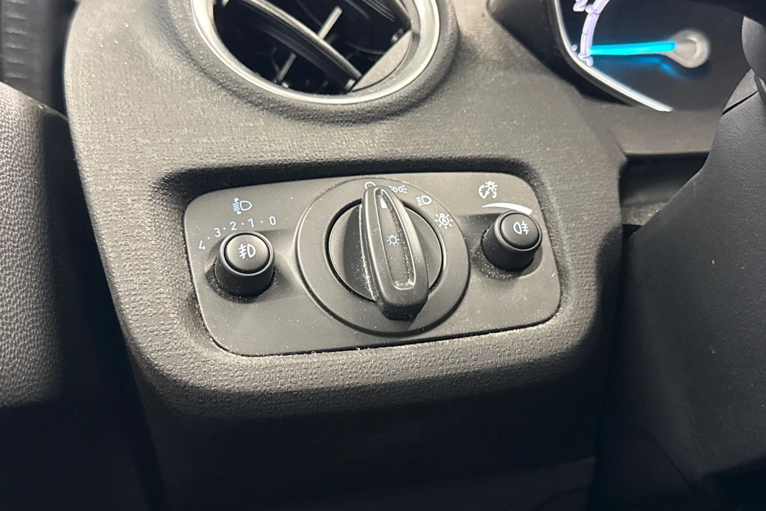 valkoinen Ford Fiesta 2017 kuva 24.