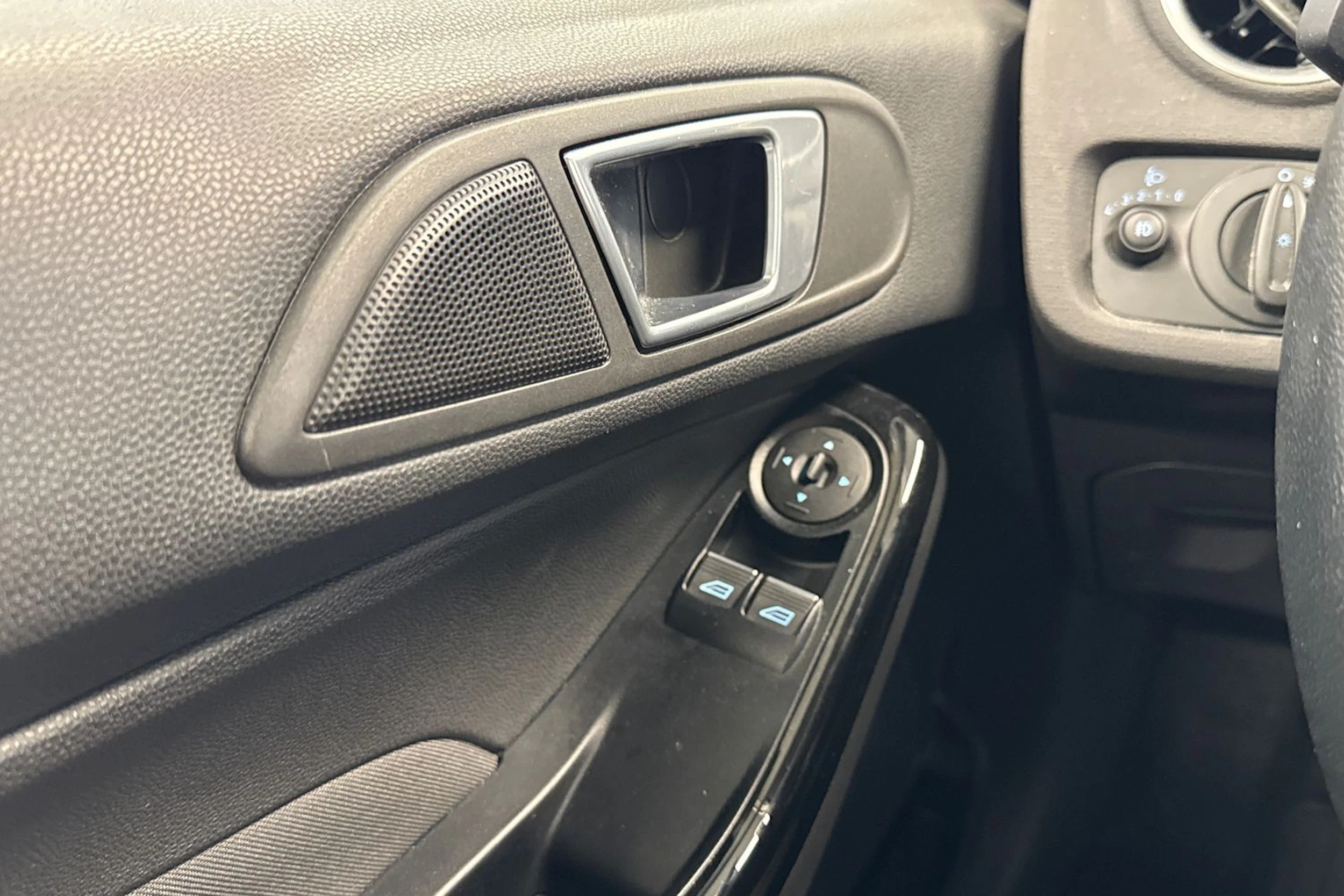 valkoinen Ford Fiesta 2017 kuva 25.