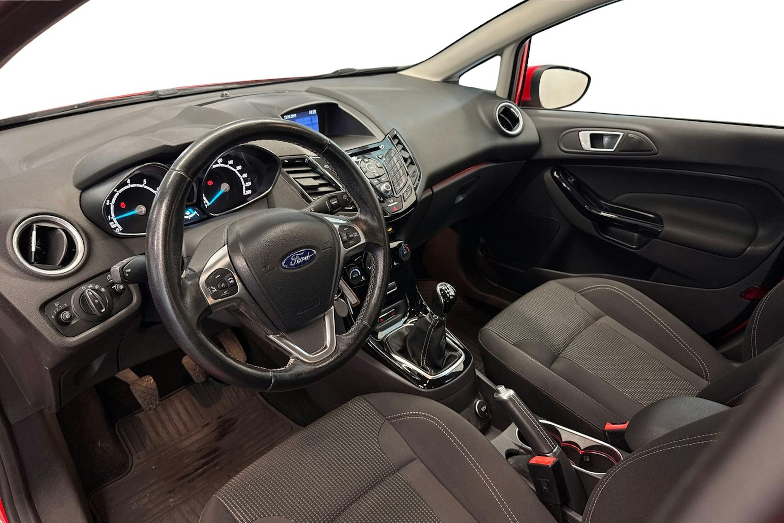 punainen Ford Fiesta 2017 kuva 7.