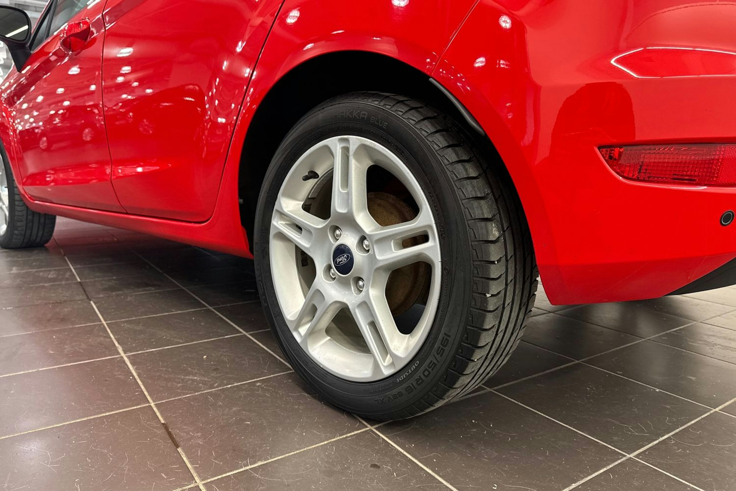 punainen Ford Fiesta 2017 kuva 13.