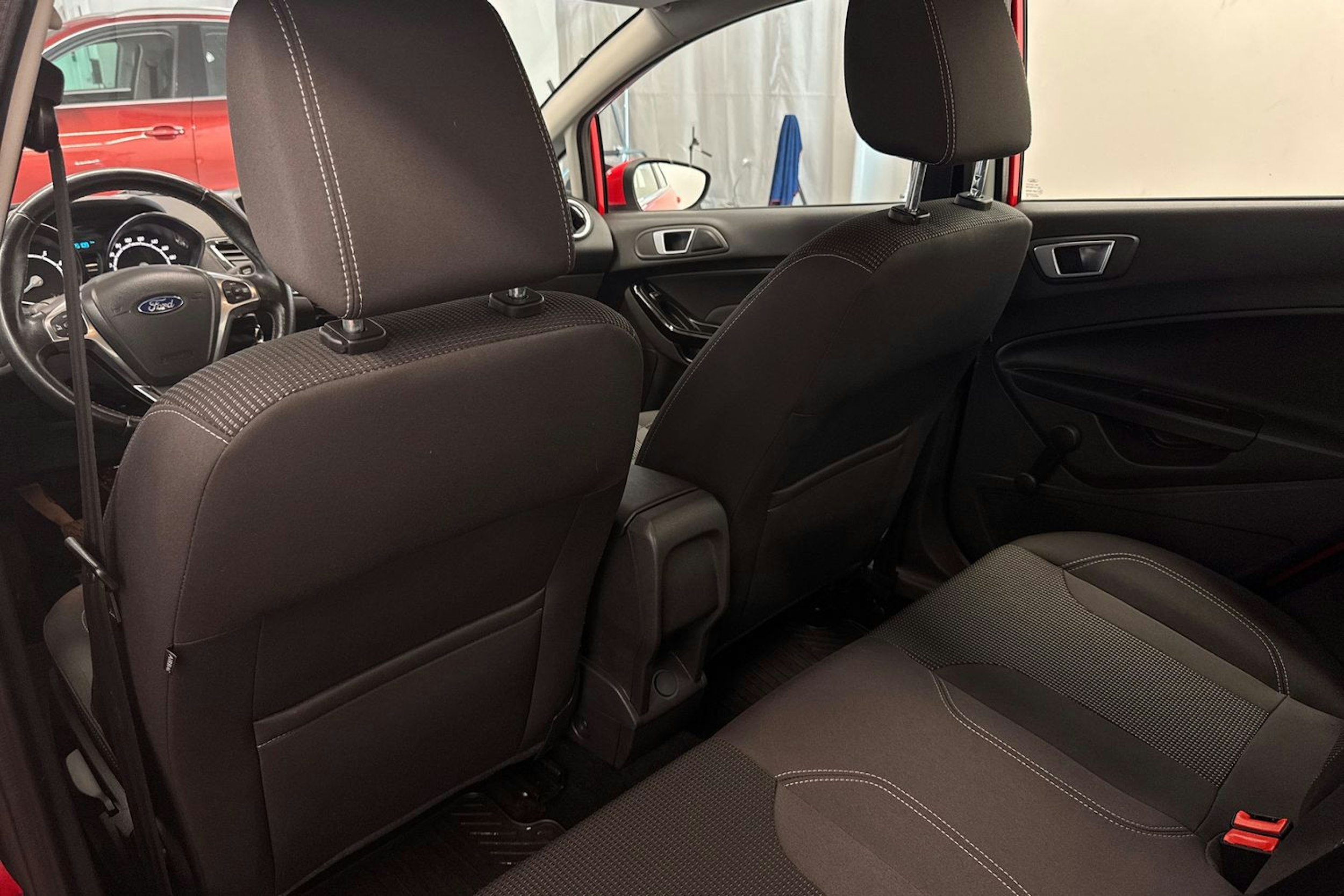 punainen Ford Fiesta 2017 kuva 14.