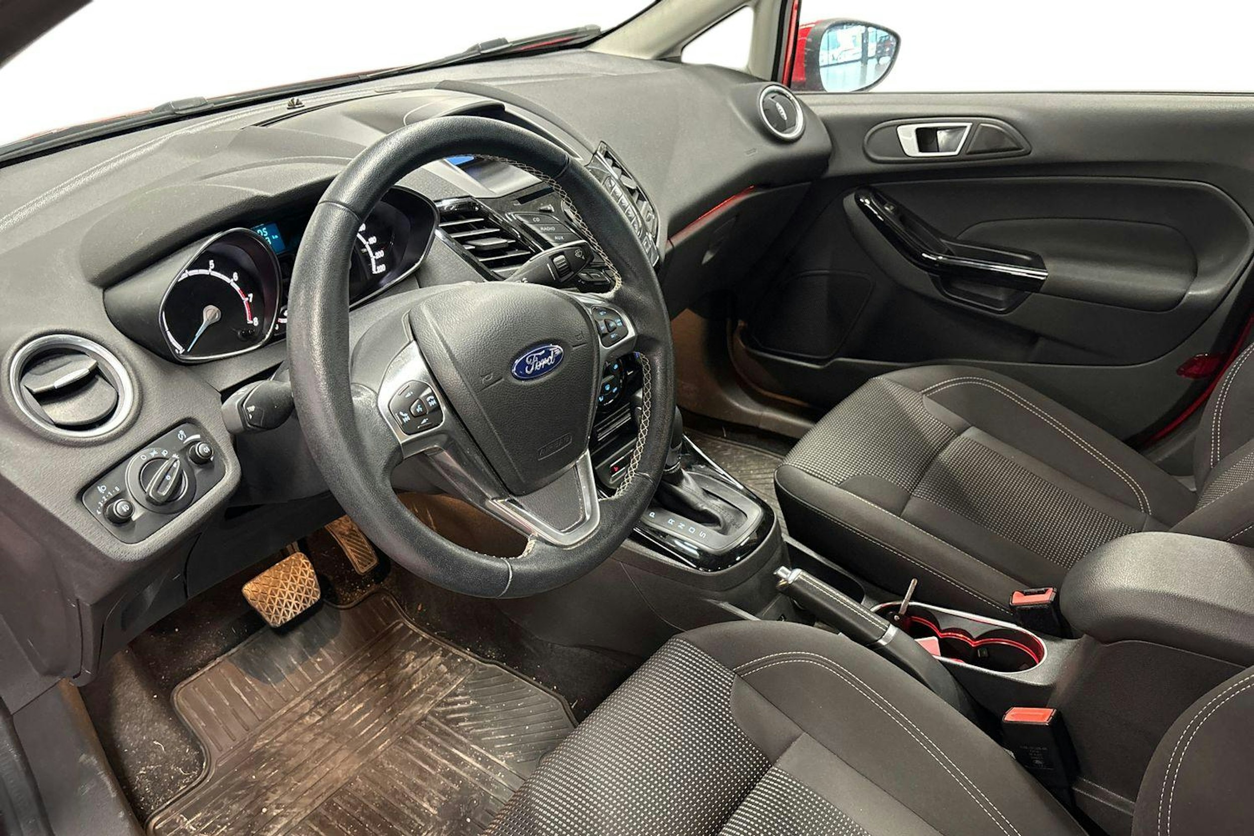 punainen Ford Fiesta 2017 kuva 3.