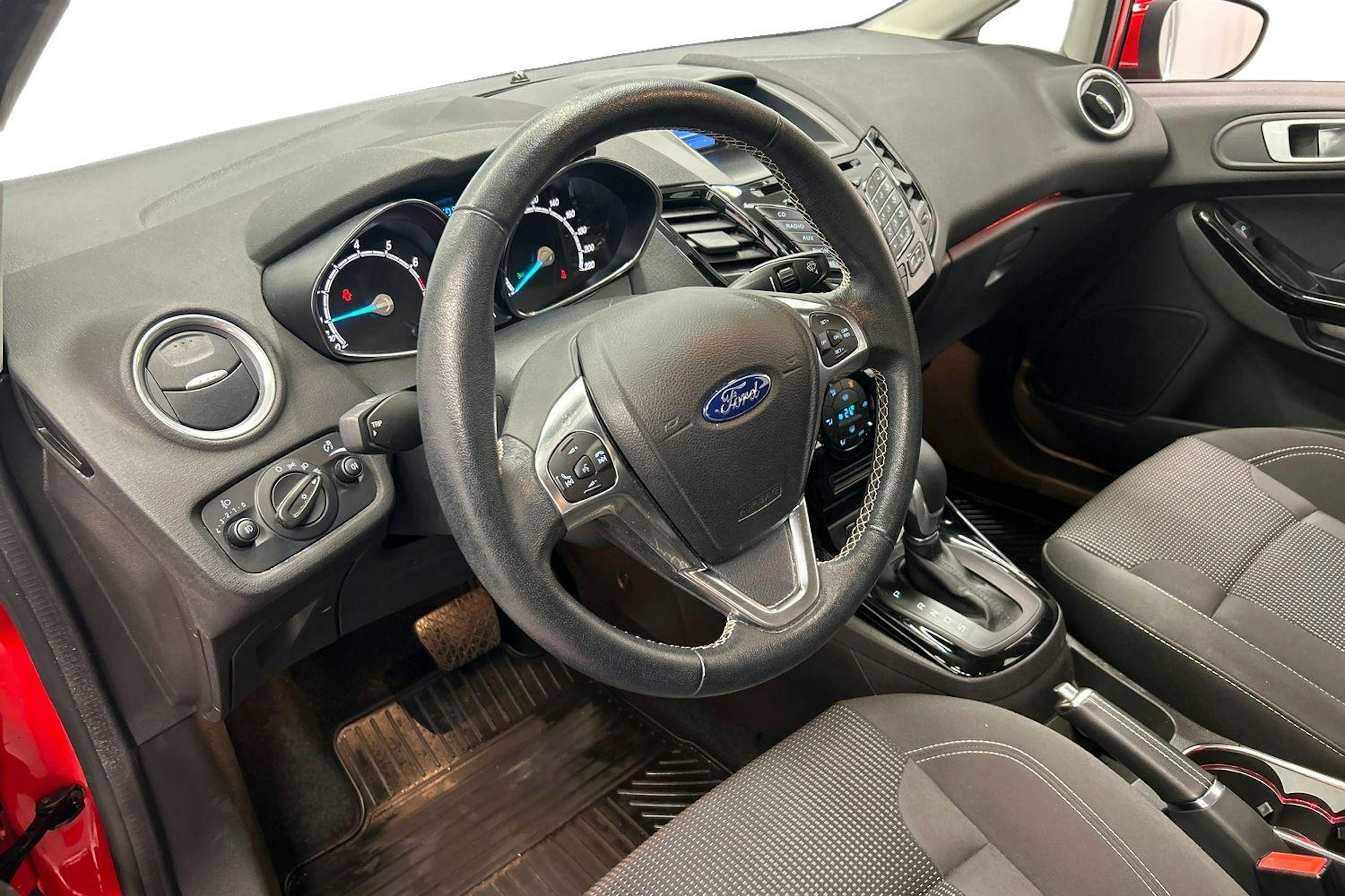 punainen Ford Fiesta 2017 kuva 6.