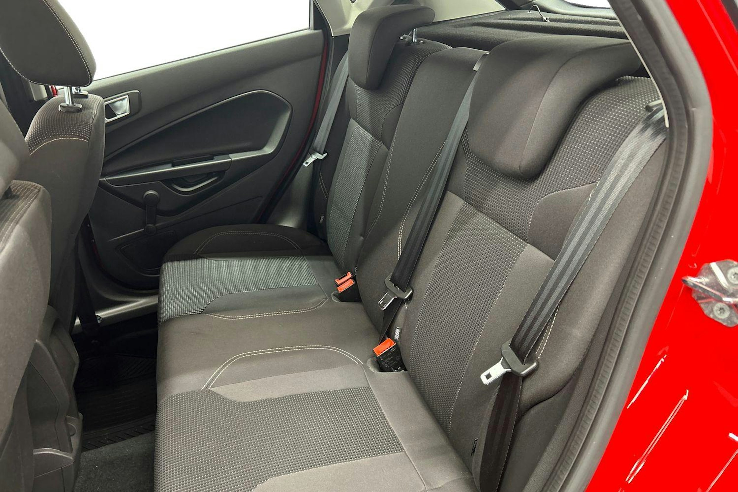 punainen Ford Fiesta 2017 kuva 8.