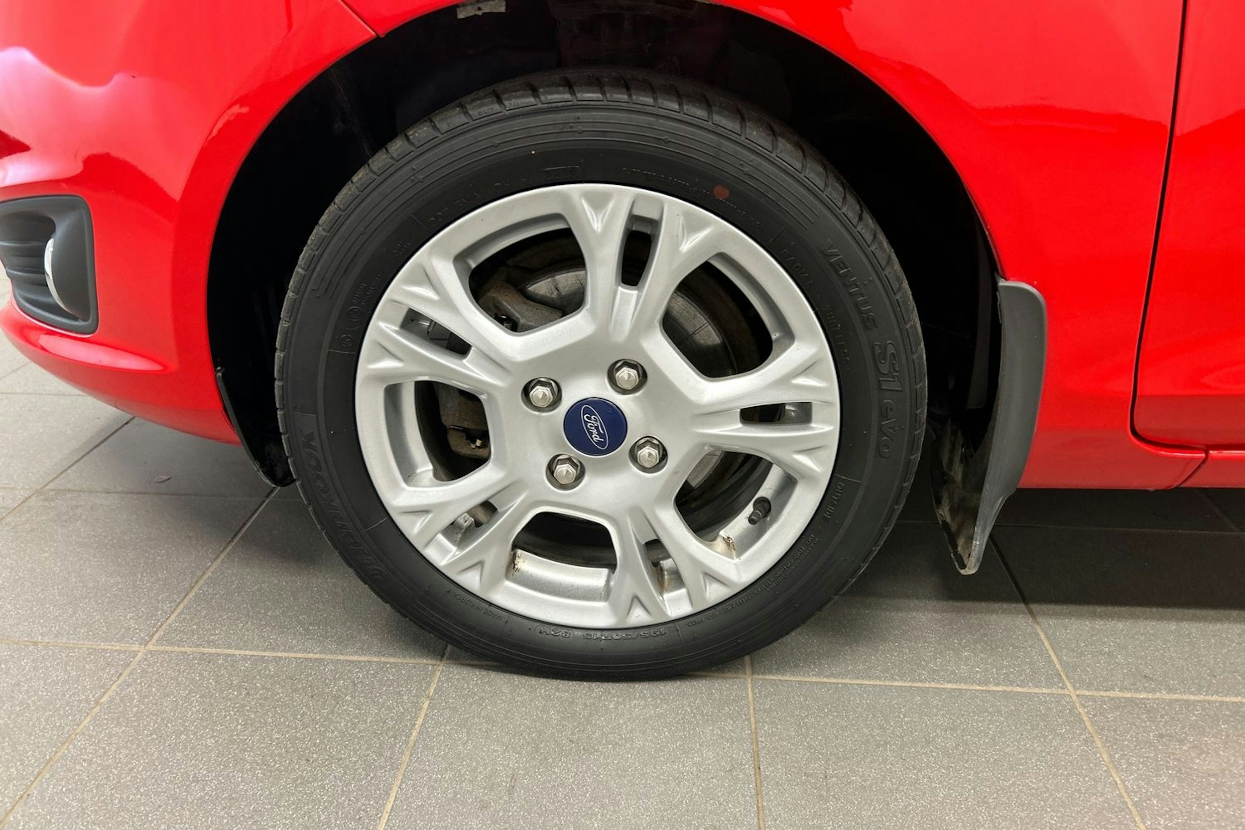 punainen Ford Fiesta 2017 kuva 9.