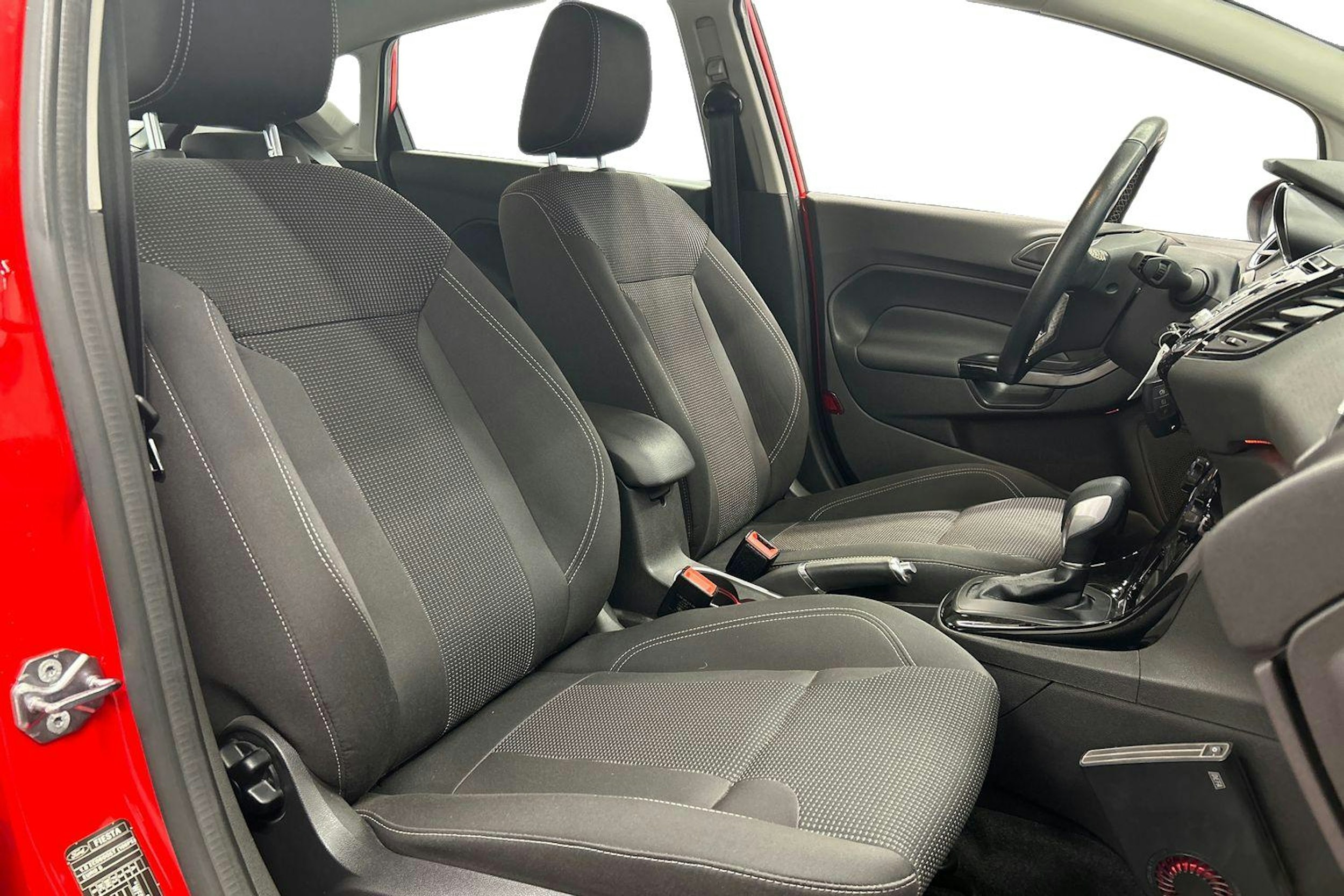 punainen Ford Fiesta 2017 kuva 11.