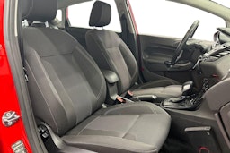 punainen Ford Fiesta 2017 kuva 11.