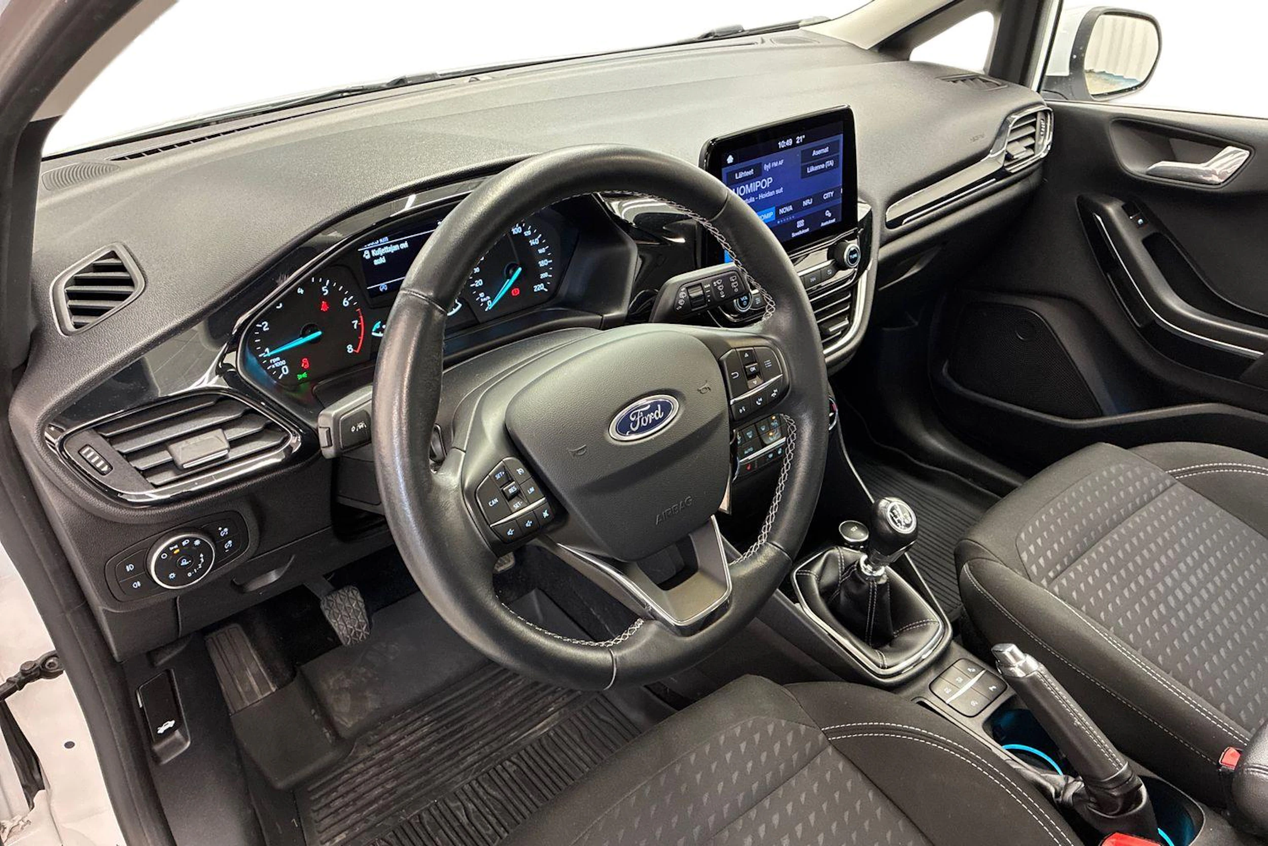Valkoinen Ford FIESTA 2018 kuva 6.