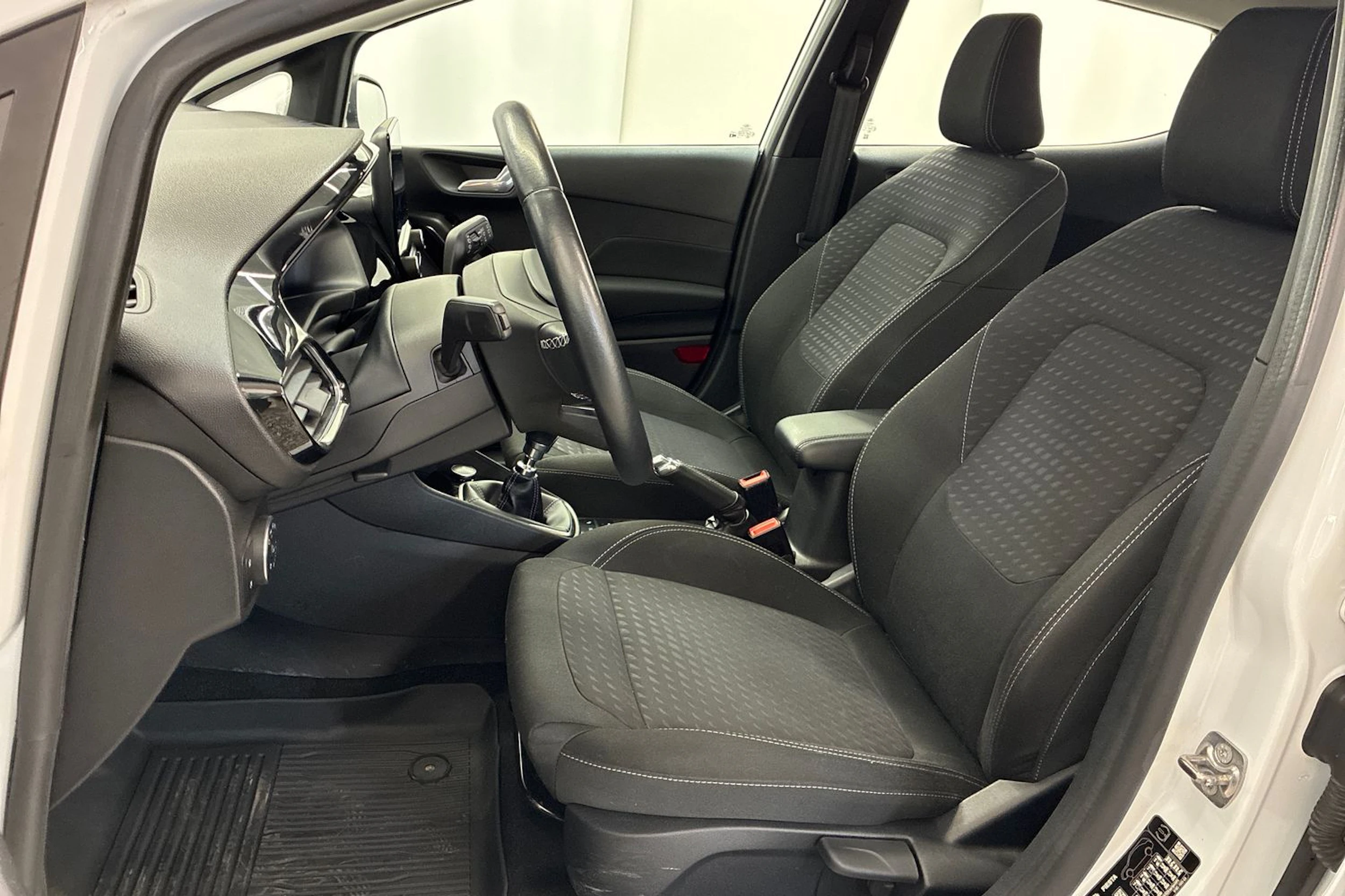 Valkoinen Ford FIESTA 2018 kuva 12.