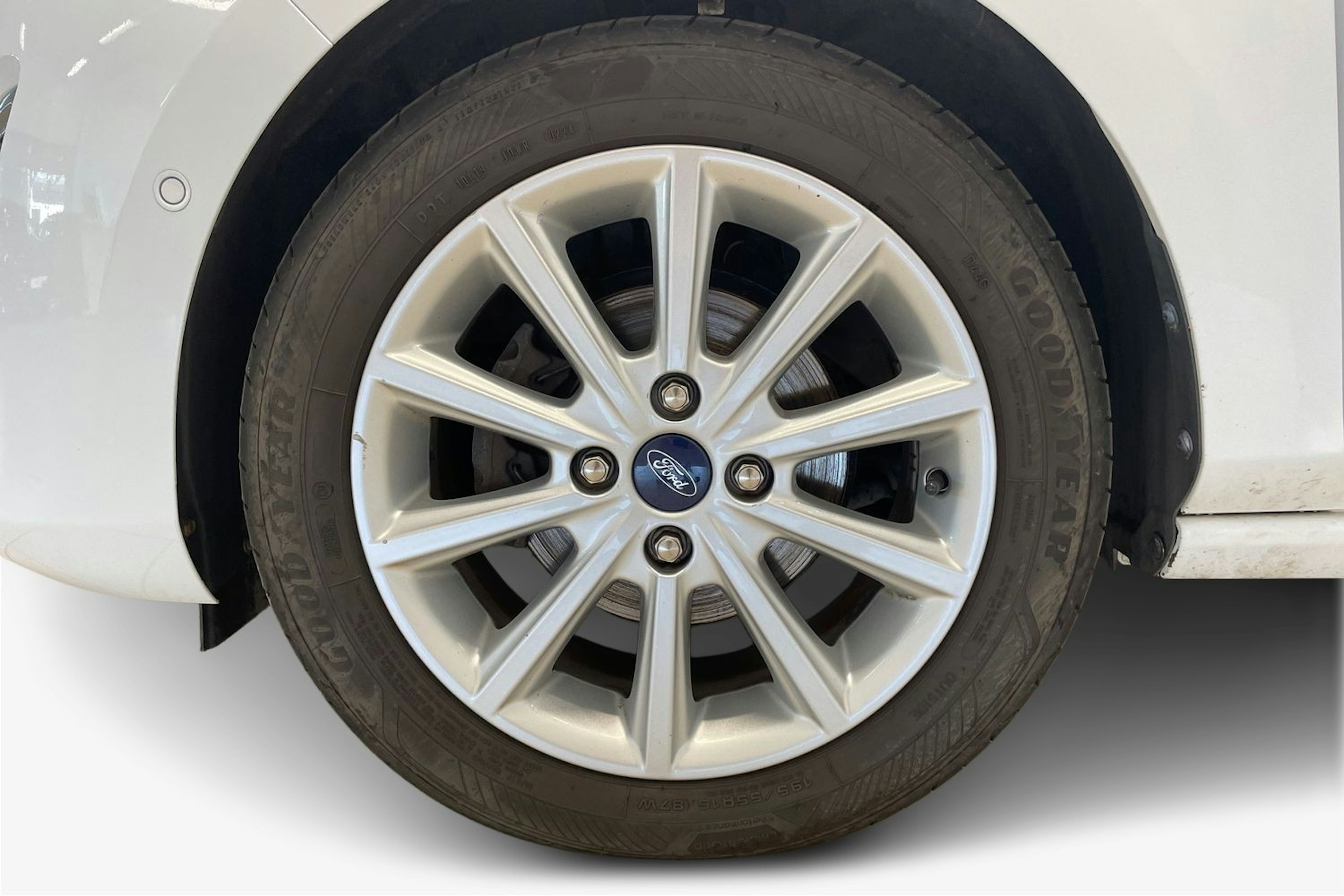 valkoinen Ford Fiesta 2018 kuva 9.