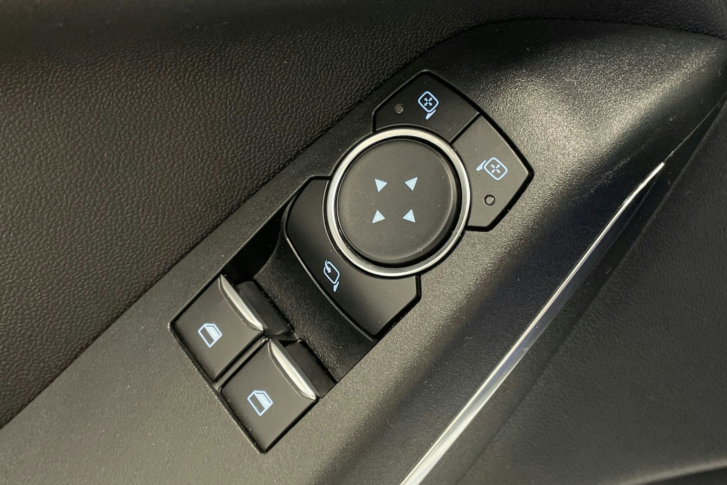 valkoinen Ford Fiesta 2018 kuva 11.