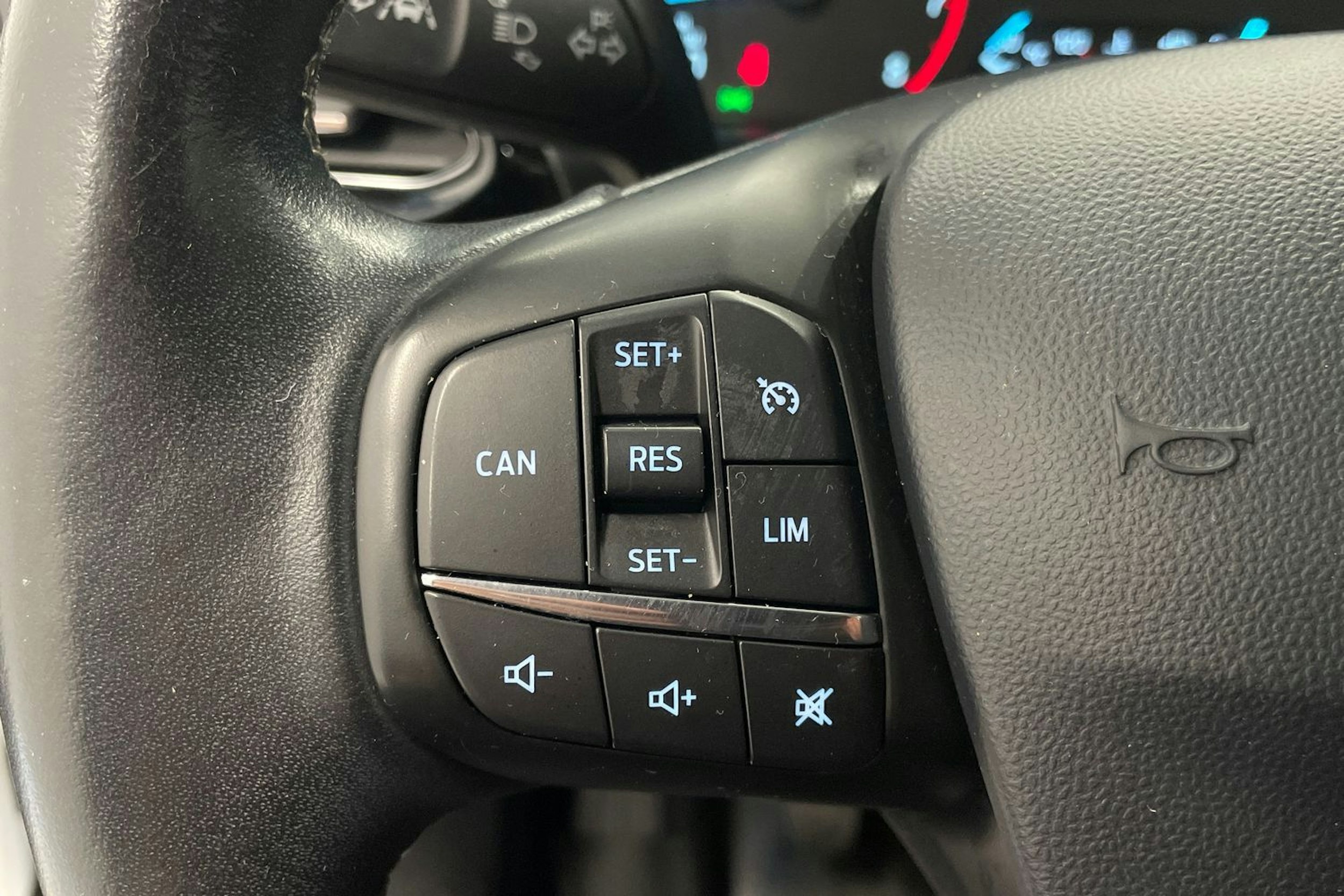 valkoinen Ford Fiesta 2018 kuva 13.
