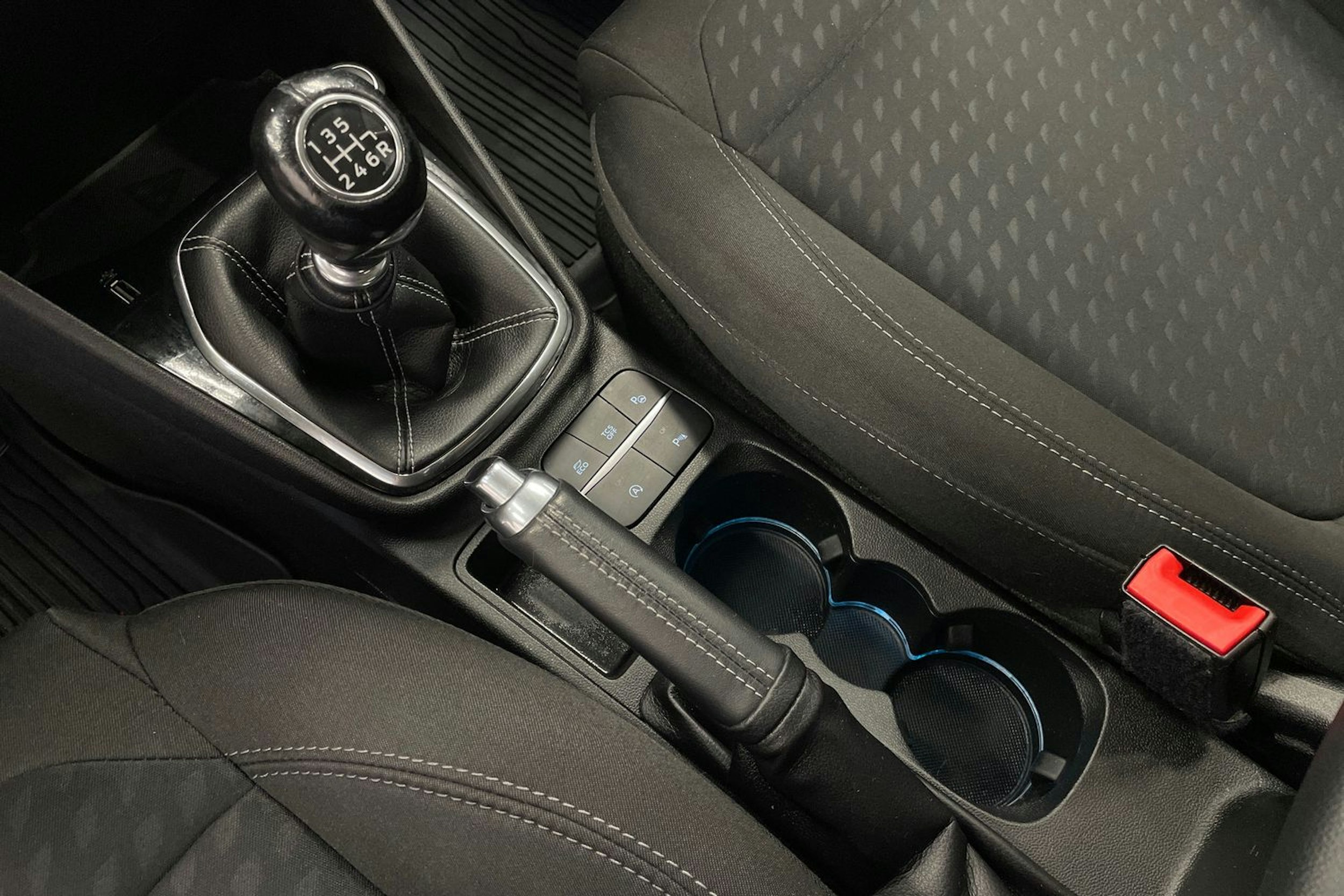 valkoinen Ford Fiesta 2018 kuva 15.
