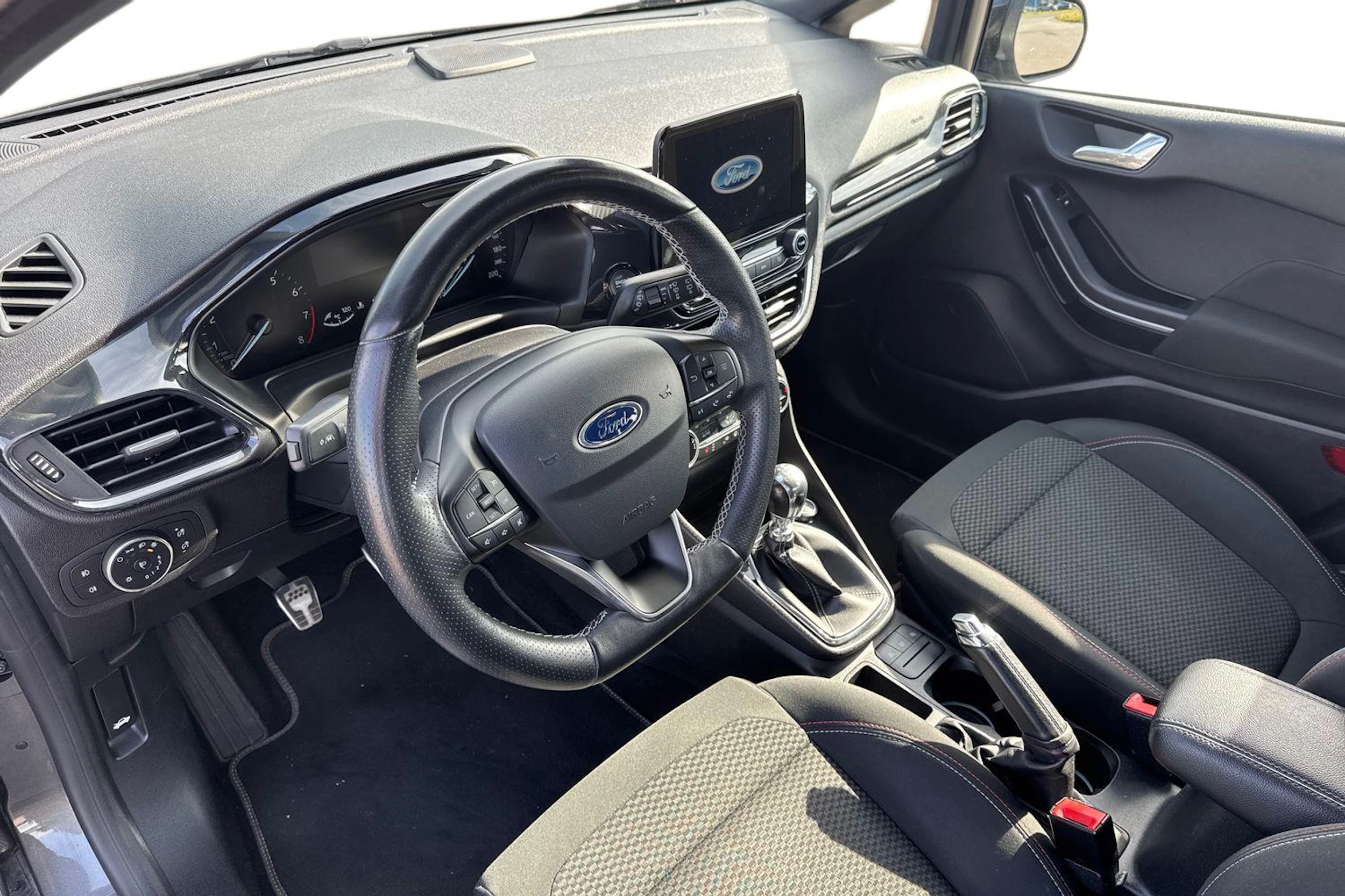 harmaa Ford Fiesta 2018 kuva 3.