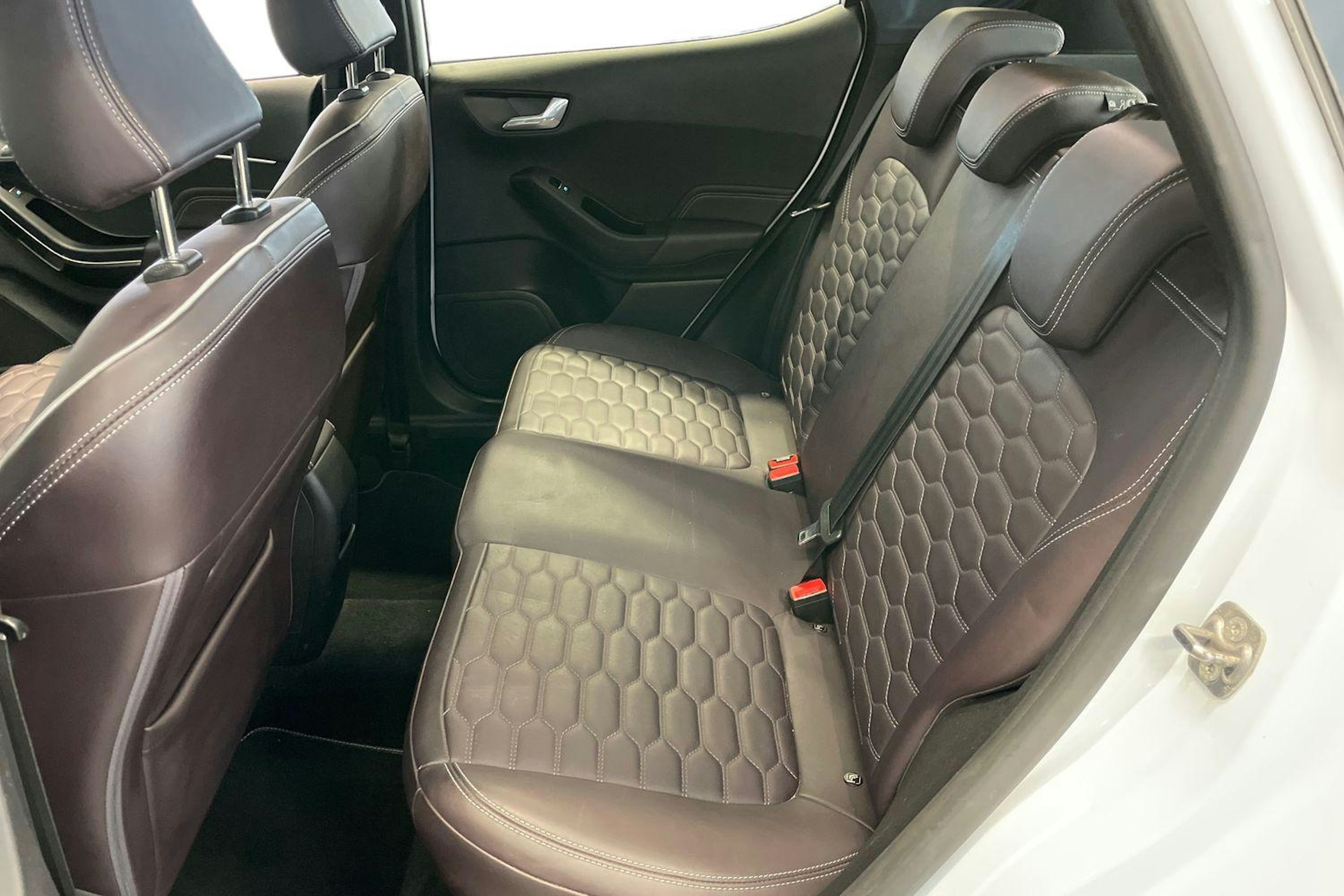 valkoinen Ford Fiesta 2018 kuva 10.