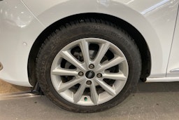 valkoinen Ford Fiesta 2018 kuva 13.