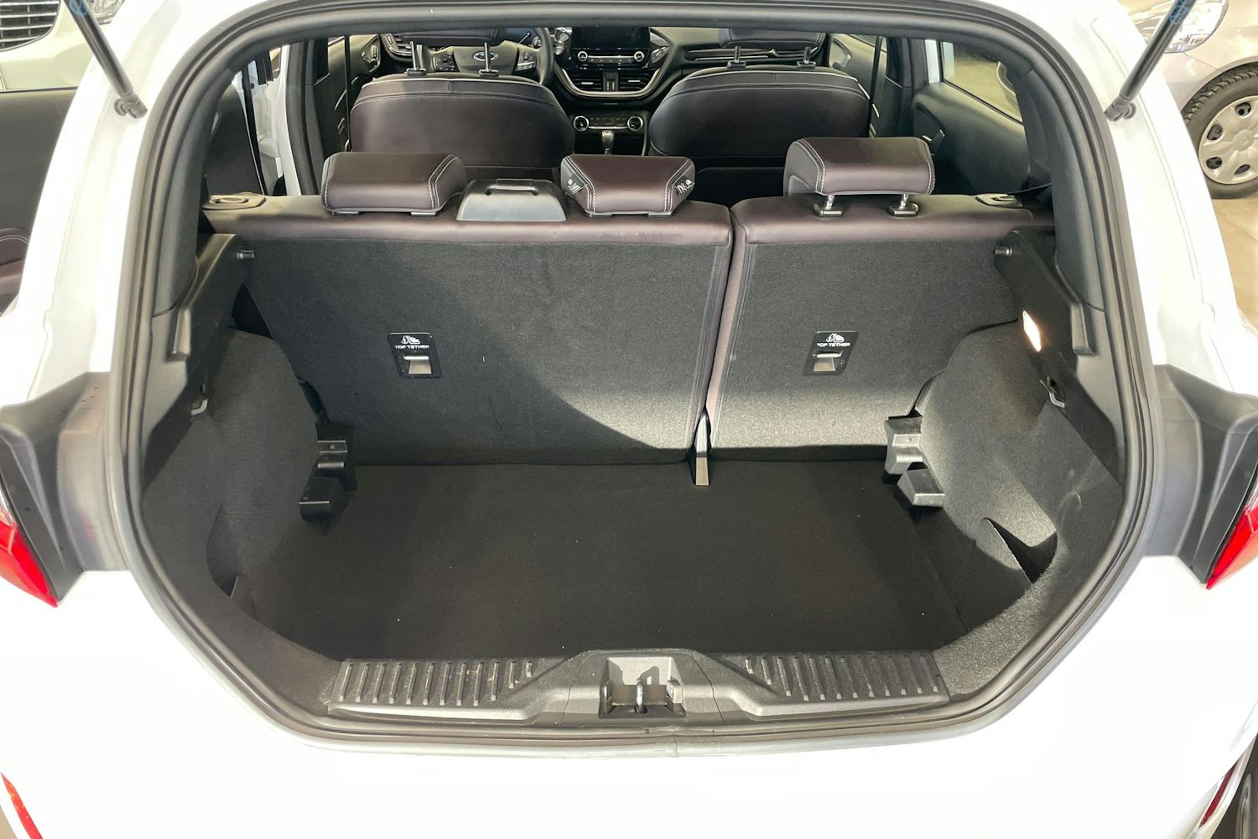 valkoinen Ford Fiesta 2018 kuva 14.