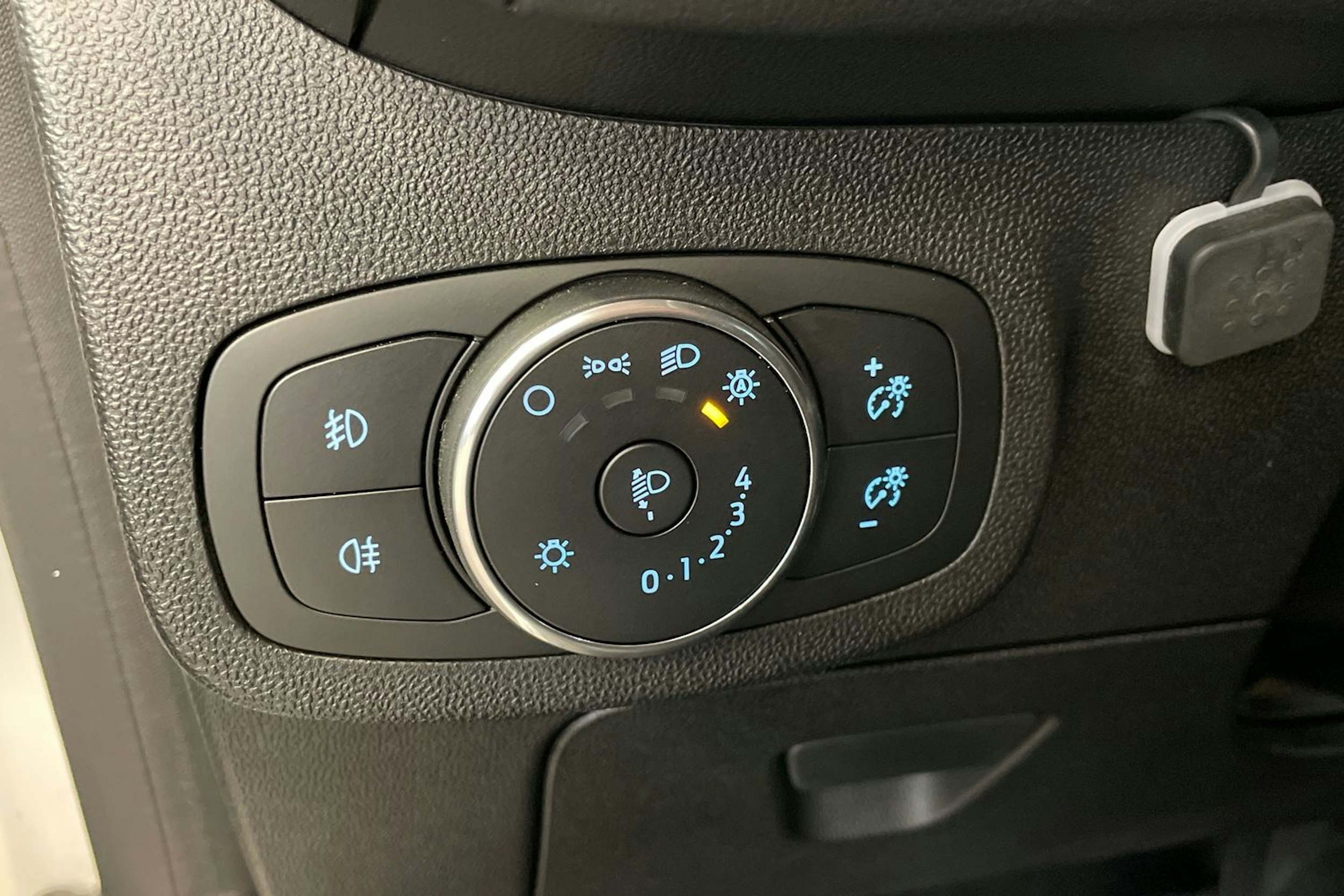 valkoinen Ford Fiesta 2018 kuva 18.