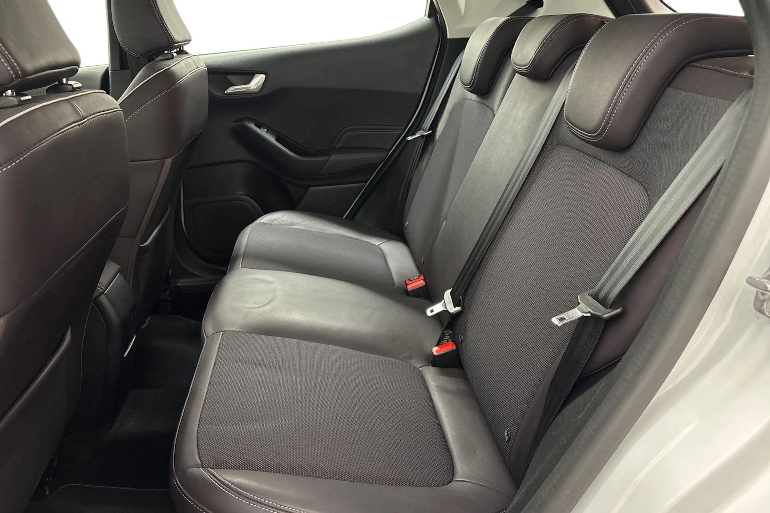 valkoinen Ford Fiesta 2018 kuva 8.
