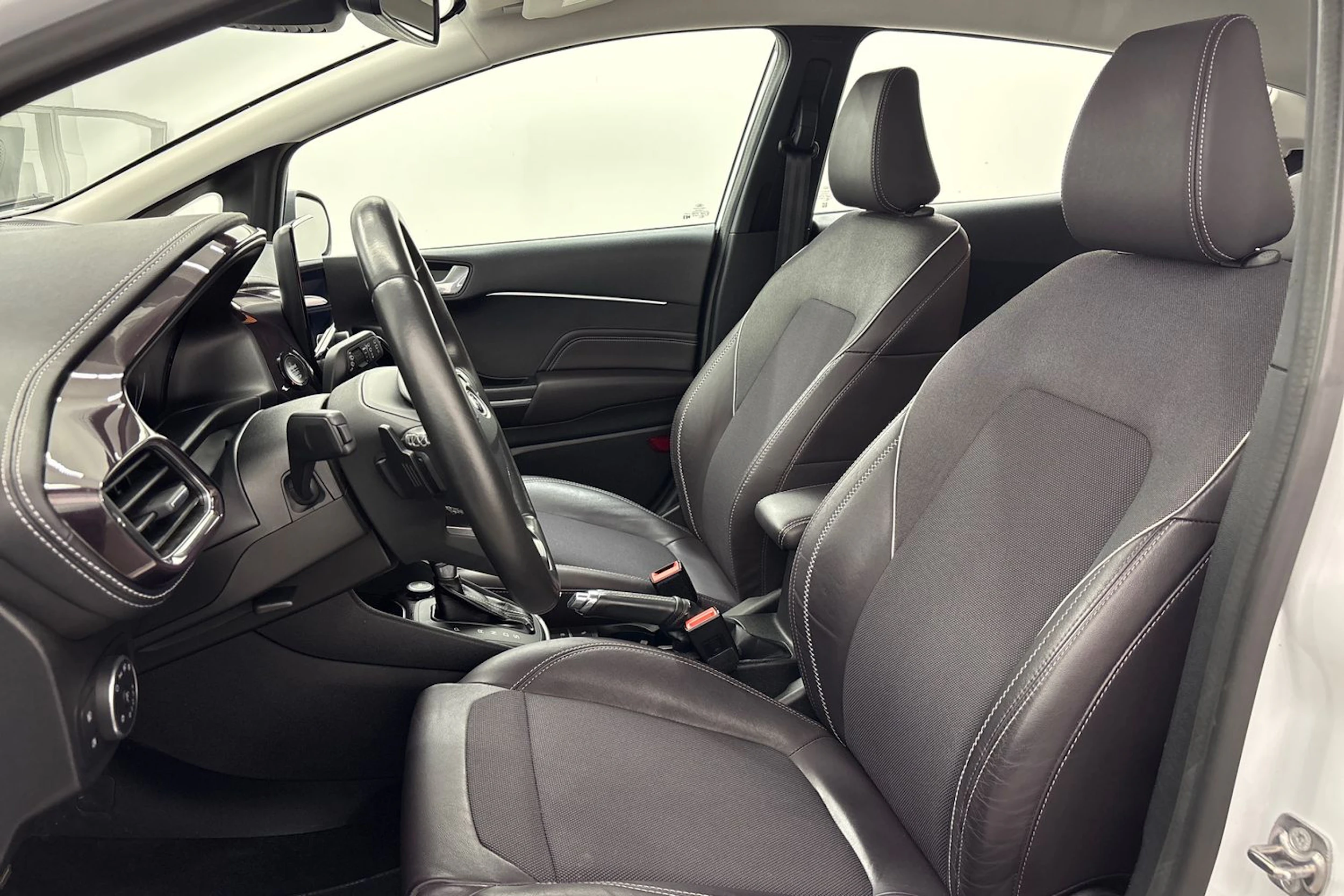 valkoinen Ford Fiesta 2018 kuva 11.