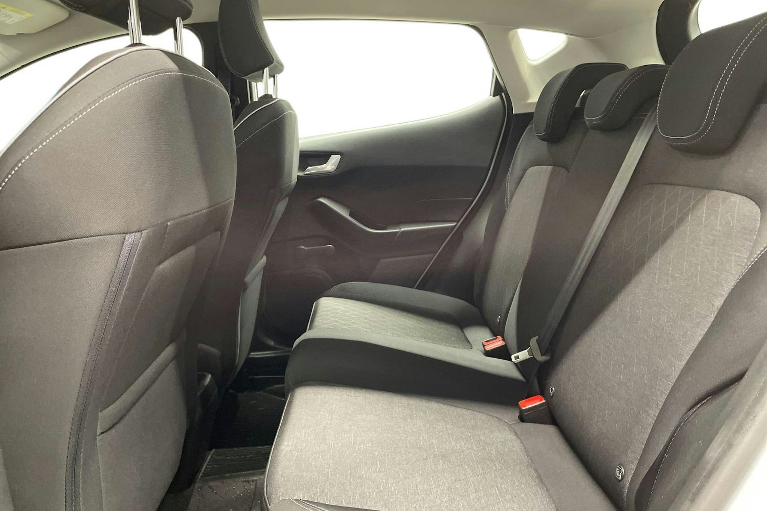 valkoinen Ford Fiesta 2018 kuva 10.