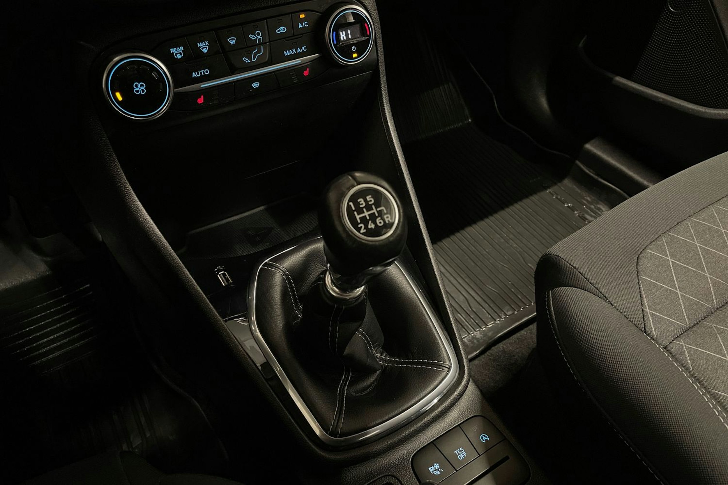 valkoinen Ford Fiesta 2018 kuva 21.