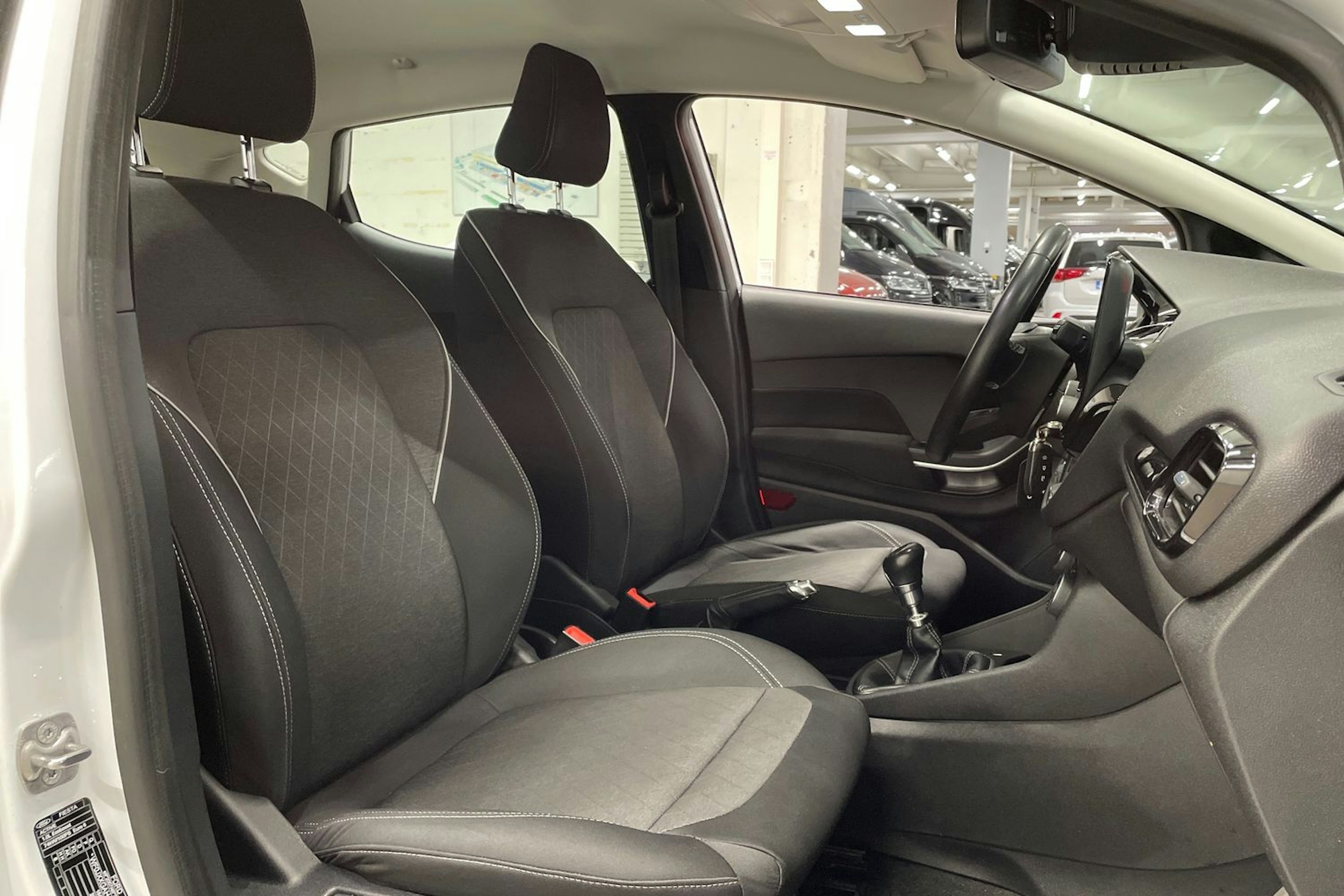 valkoinen Ford Fiesta 2018 kuva 27.