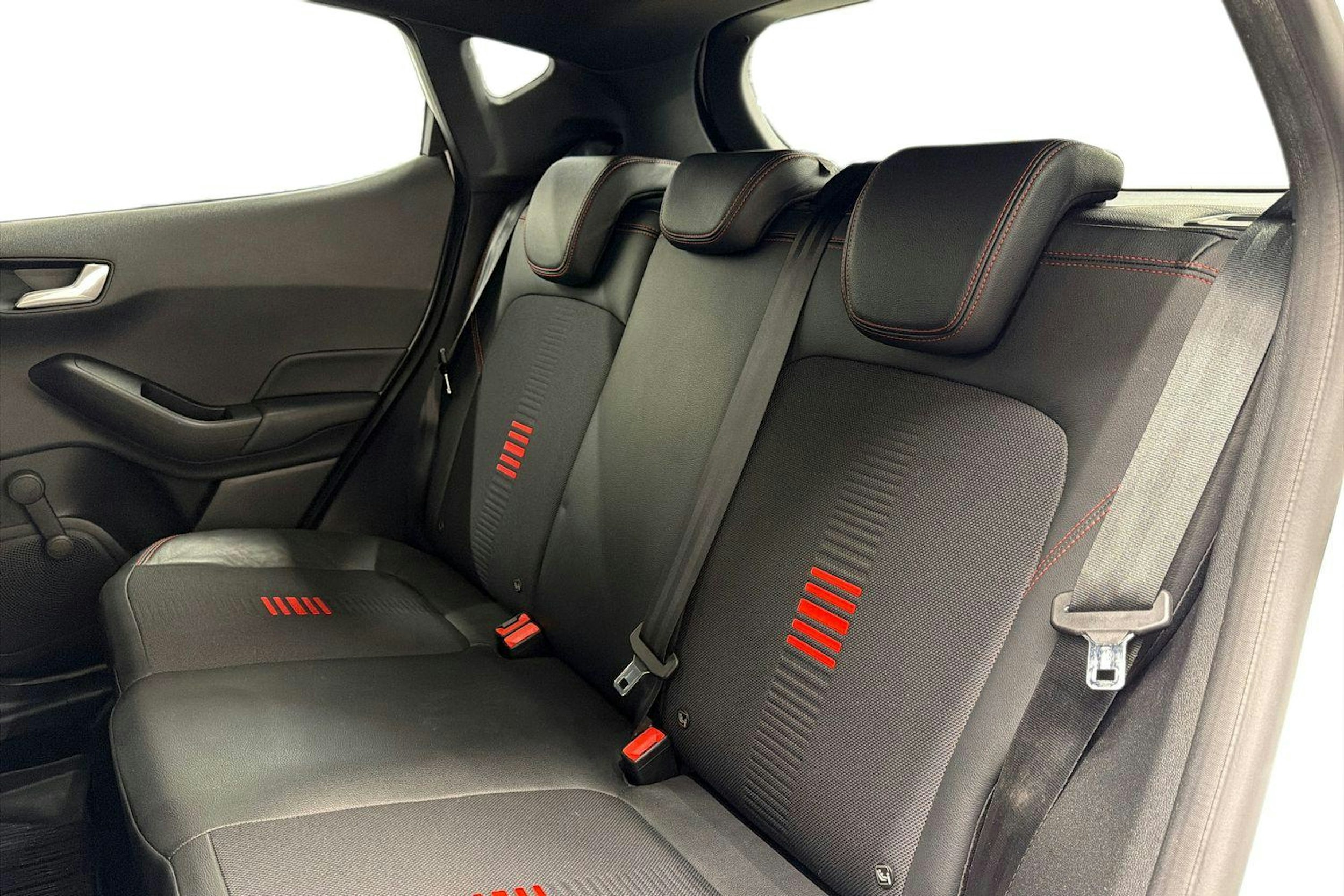 valkoinen Ford Fiesta 2018 kuva 10.