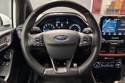 valkoinen Ford Fiesta 2018 kuva 14.