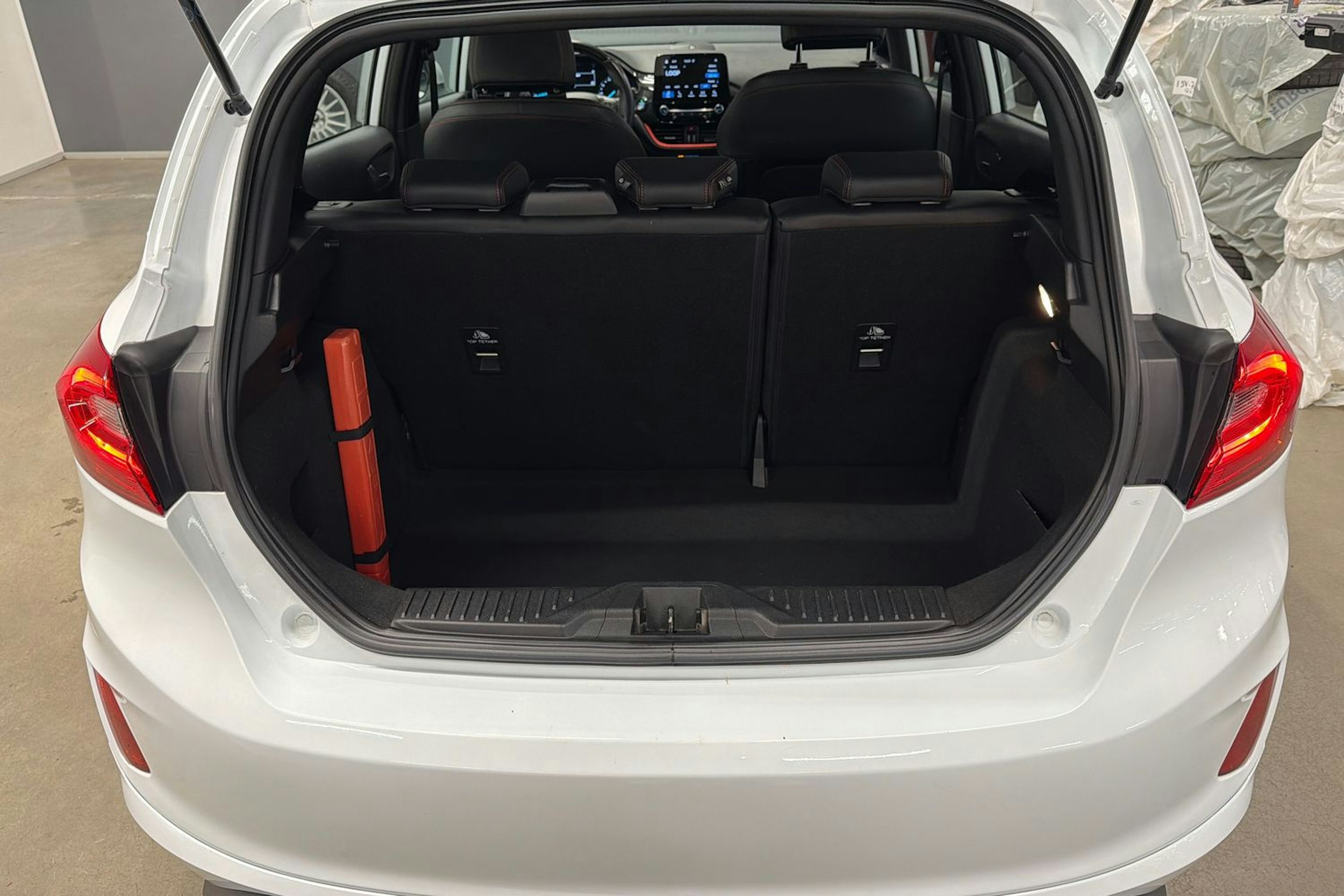 valkoinen Ford Fiesta 2018 kuva 23.