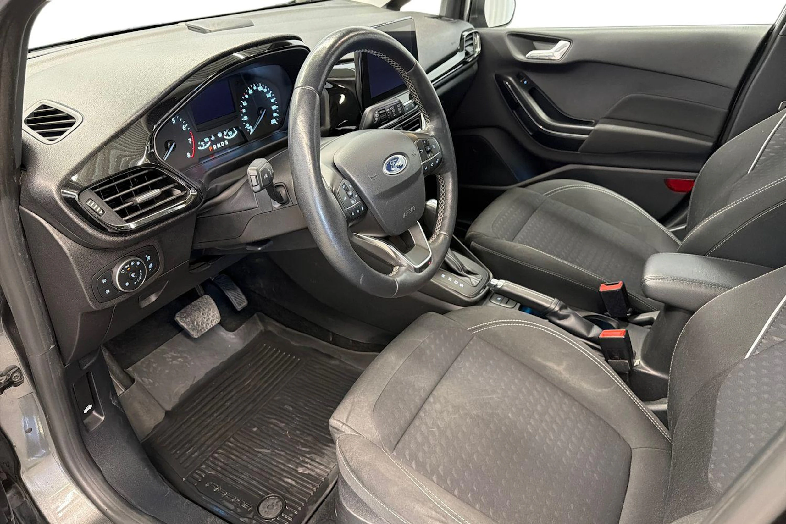 harmaa Ford Fiesta 2018 kuva 6.